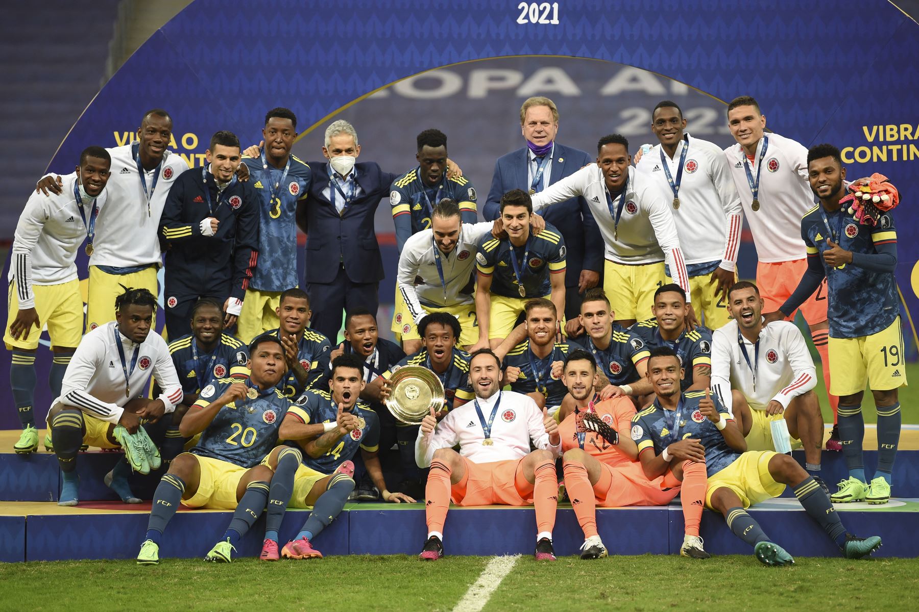 La selección de Colombia posa en el podio con sus medallas y trofeo luego de derrotar a Perú 3-2 en el partido por el tercer lugar de la Copa América 2021, en el Estadio Mane Garrincha de Brasilia. Foto: AFP