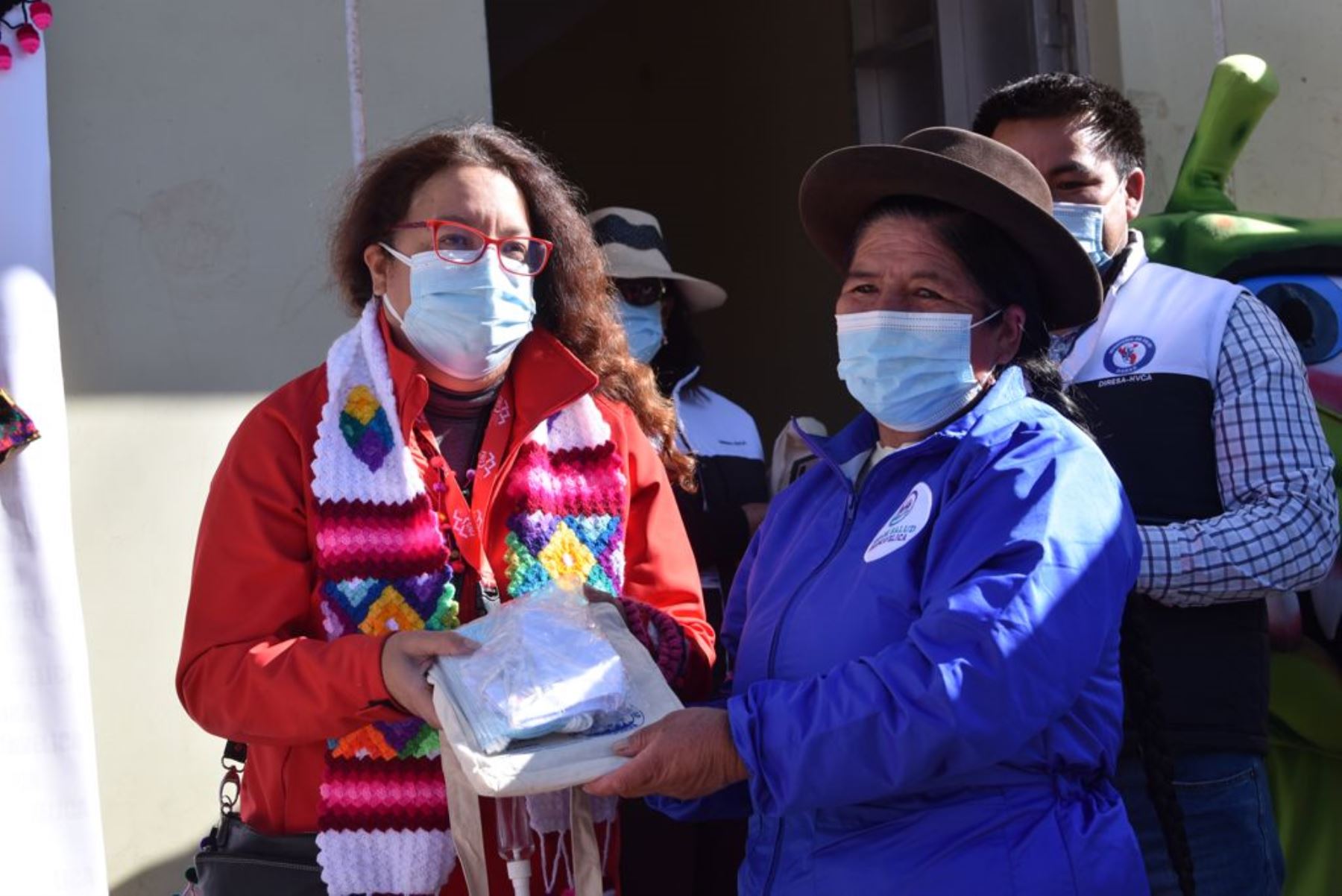 La ministra de Desarrollo e Inclusión Social, Silvana Vargas, entregó kits de mascarillas de uso comunitario en Huancavelica. Foto: ANDINA/Difusión