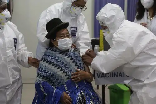 Bolivia reporta mil 452 nuevos casos de covid y aguarda llegada de más vacunas.