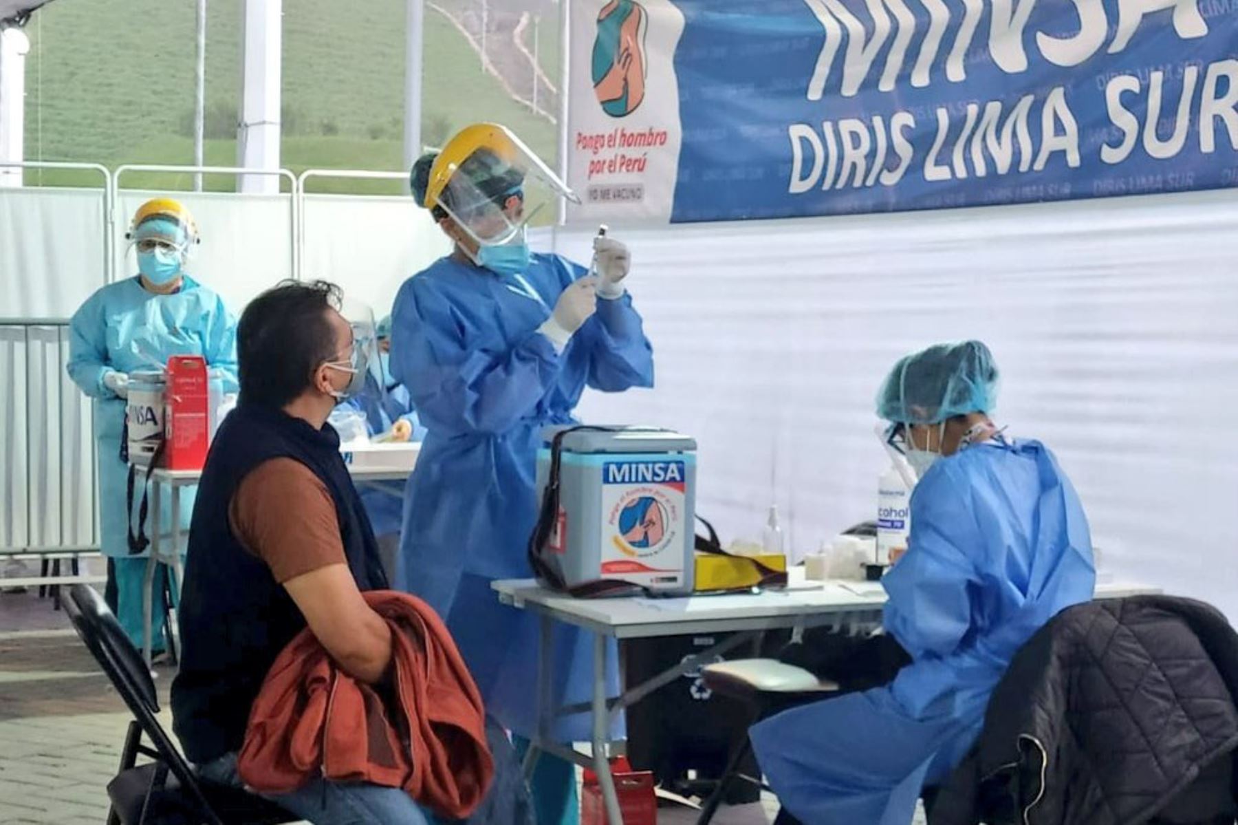 Empezó la primera jornada del Vacunatón contra la covid-19 en Lima Metropolitana y Callao. Hoy vacunan a los mayores de 47 años de manera ininterrumpida, incluyendo horario madrugada.
Foto: Minsa