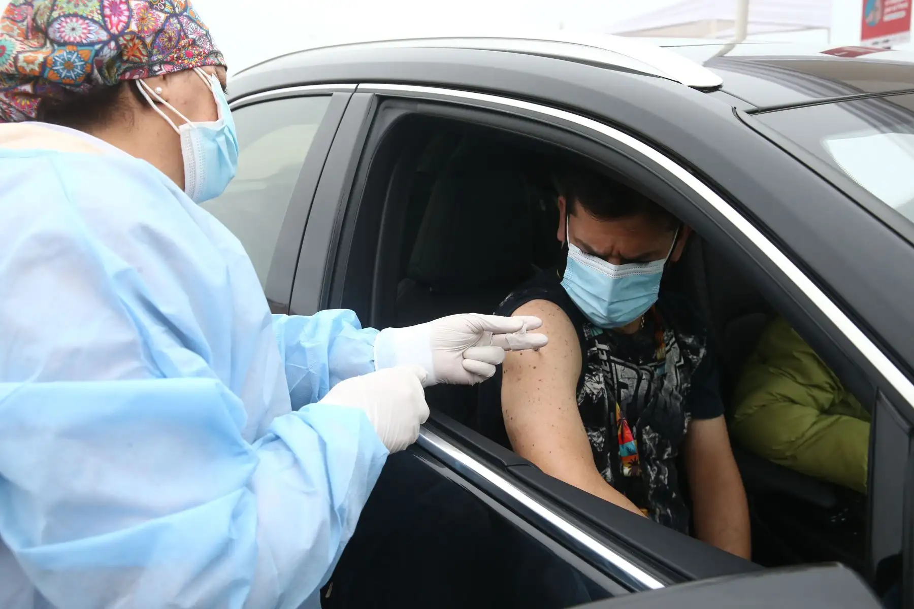 El Ministerio de Salud continúa con el primer Vacunatón en la Costa Verde, San Miguel, que trabaja de forma extendida durante 36 horas consecutivas el fin de semana, incluida la madrugada, a fin de acelerar el proceso de inmunización contra la covid-19 en personas menores de 50 años.
Foto: ANDINA/Vidal Tarqui