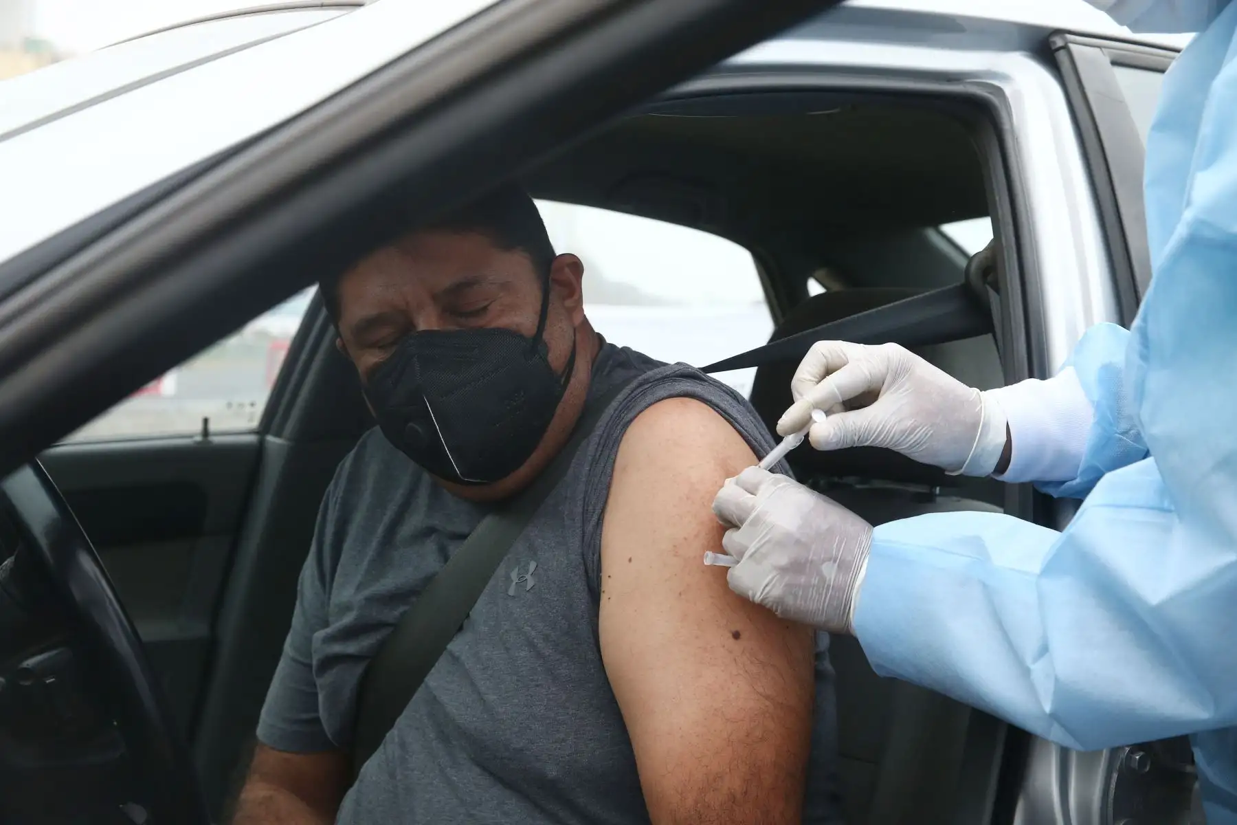 El Ministerio de Salud continúa con el primer Vacunatón en la Costa Verde, San Miguel, que trabaja de forma extendida durante 36 horas consecutivas el fin de semana, incluida la madrugada, a fin de acelerar el proceso de inmunización contra la covid-19 en personas menores de 50 años.
Foto: ANDINA/Vidal Tarqui