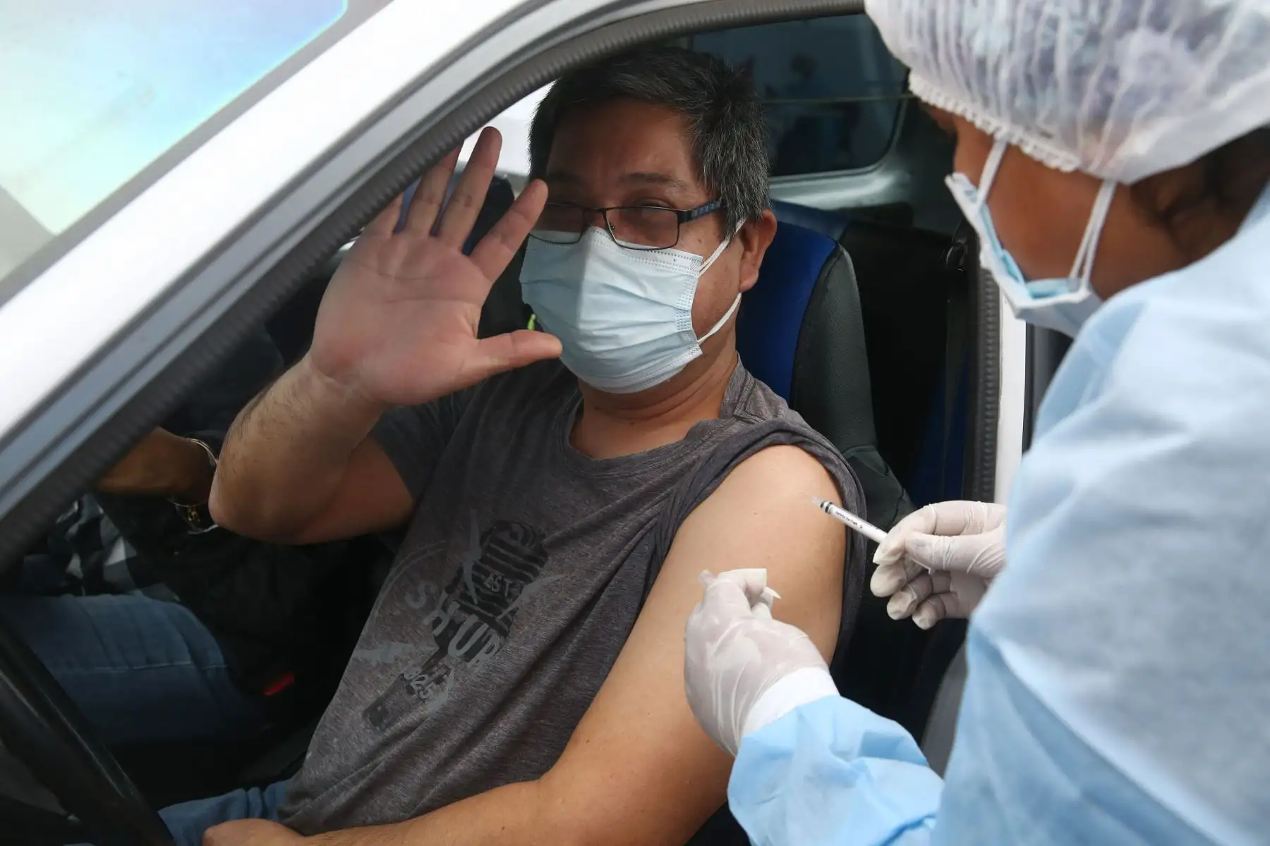 El Ministerio de Salud continúa con el primer Vacunatón en la Costa Verde, San Miguel, que trabaja de forma extendida durante 36 horas consecutivas el fin de semana, incluida la madrugada, a fin de acelerar el proceso de inmunización contra la covid-19 en personas menores de 50 años.
Foto: ANDINA/Vidal Tarqui
