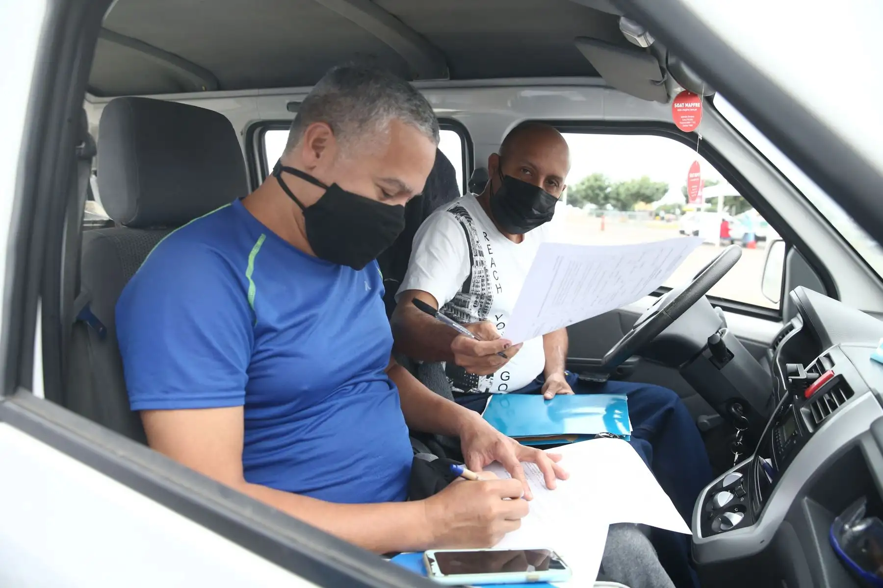 El Ministerio de Salud continúa con el primer Vacunatón en la Costa Verde, San Miguel, que trabaja de forma extendida durante 36 horas consecutivas el fin de semana, incluida la madrugada, a fin de acelerar el proceso de inmunización contra la covid-19 en personas menores de 50 años.
Foto: ANDINA/Vidal Tarqui