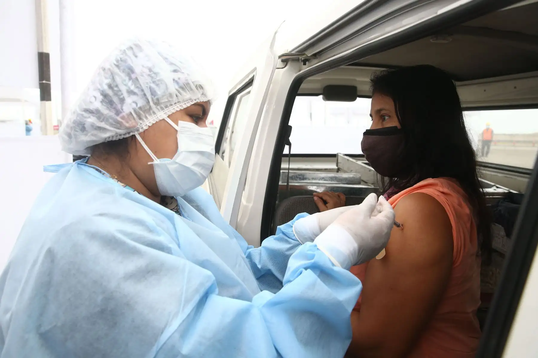 El Ministerio de Salud continúa con el primer Vacunatón en la Costa Verde, San Miguel, que trabaja de forma extendida durante 36 horas consecutivas el fin de semana, incluida la madrugada, a fin de acelerar el proceso de inmunización contra la covid-19 en personas menores de 50 años.
Foto: ANDINA/Vidal Tarqui