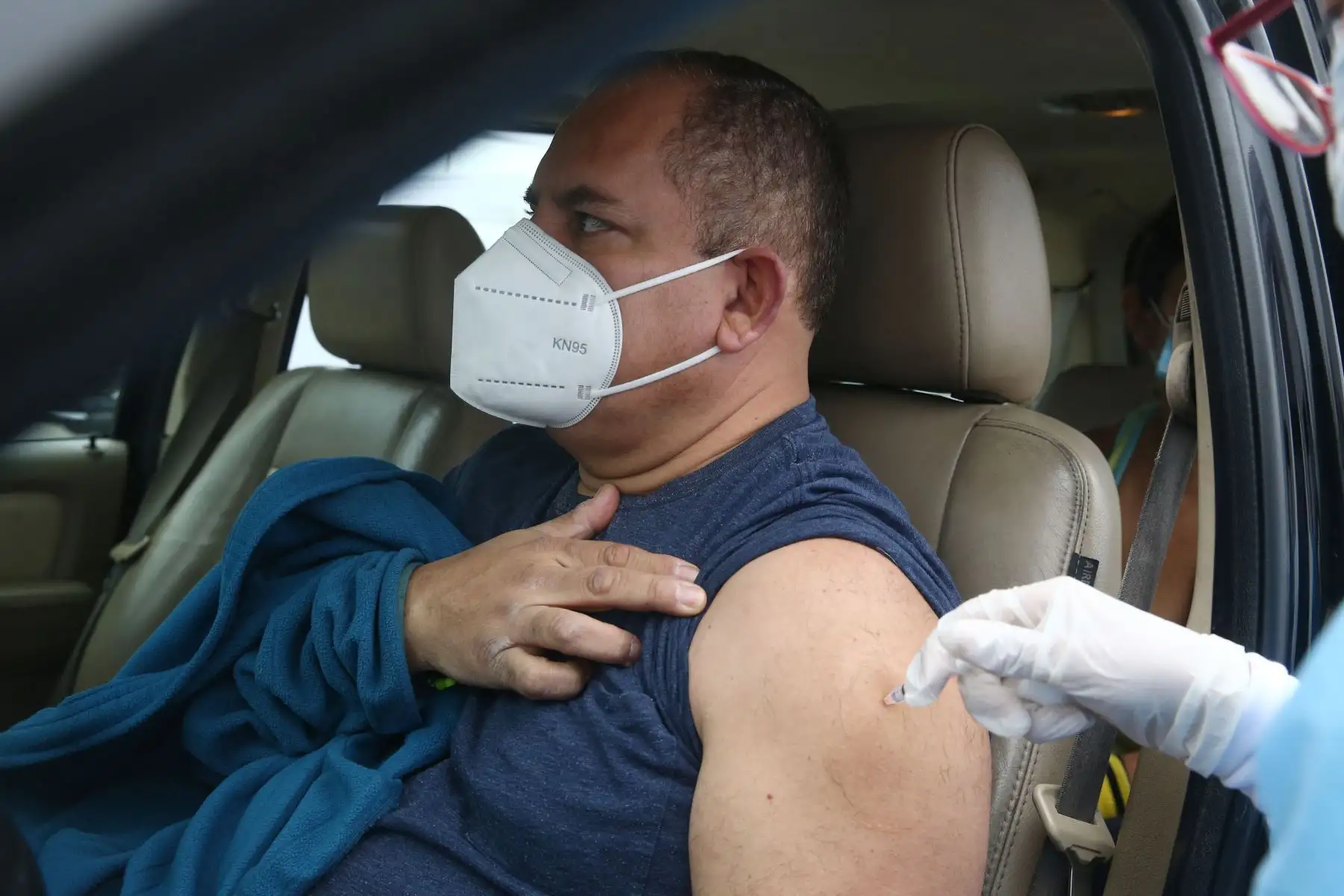 El Ministerio de Salud continúa con el primer Vacunatón en la Costa Verde, San Miguel, que trabaja de forma extendida durante 36 horas consecutivas el fin de semana, incluida la madrugada, a fin de acelerar el proceso de inmunización contra la covid-19 en personas menores de 50 años.
Foto: ANDINA/Vidal Tarqui