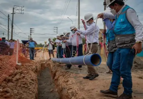 El director ejecutivo del Organismo Técnico de la Administración de los Servicios de Saneamiento (OTASS), Hugo Ortega Polar, junto al alcalde provincial de coronel Portillo, Segundo Pérez Collazos, participó en el acto de colocación del primer tubo de la obra de construcción.