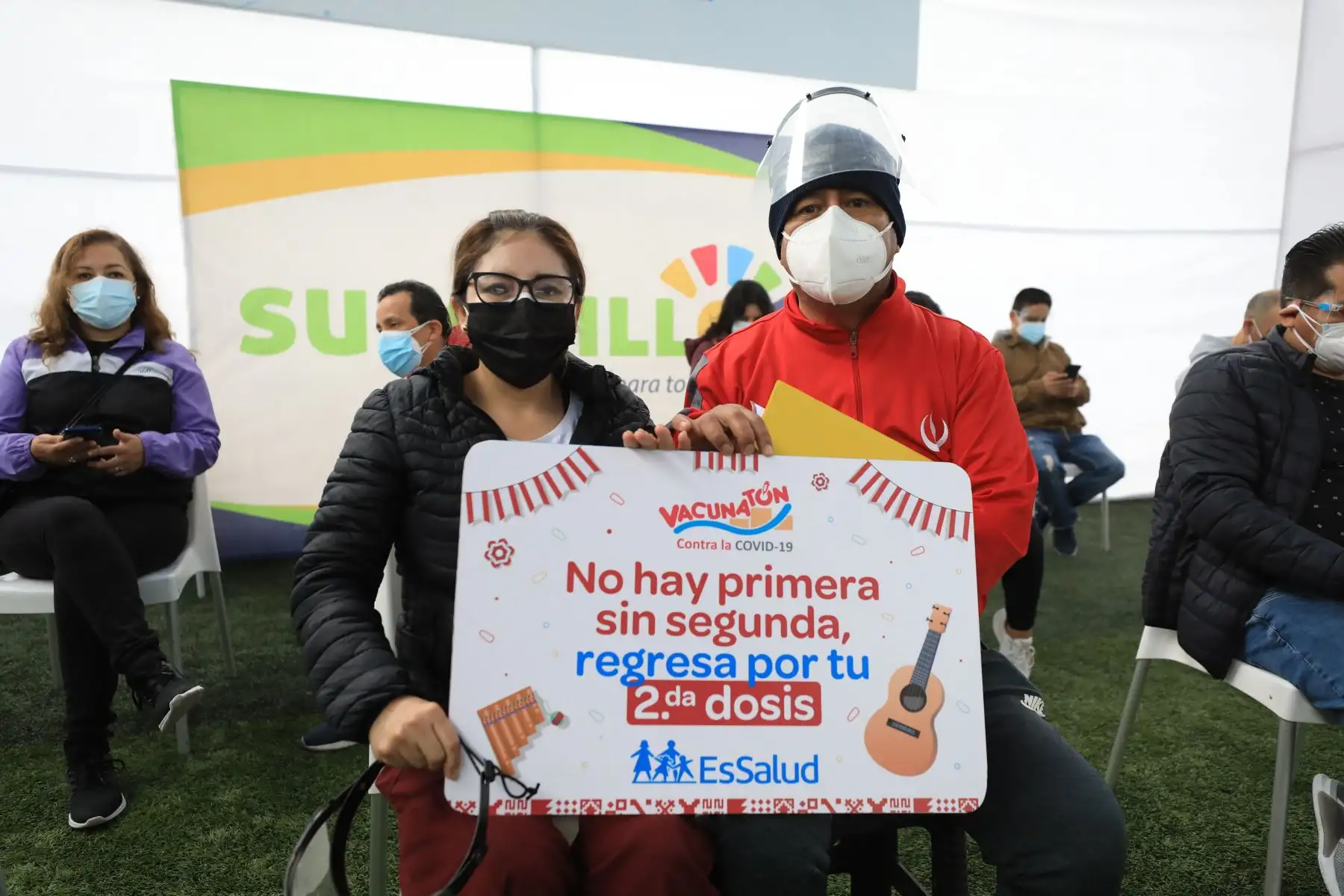 La presidenta ejecutiva de EsSalud, Fiorela Molinelli supervisa el inicio del Vacunatón, una jornada de 36 horas ininterrumpidas donde se inmunizará contra la covid - 19 a personas de 47 años a más, rezagados de la 1ra dosis y pendientes de la 2da dosis.
 Foto: EsSalud