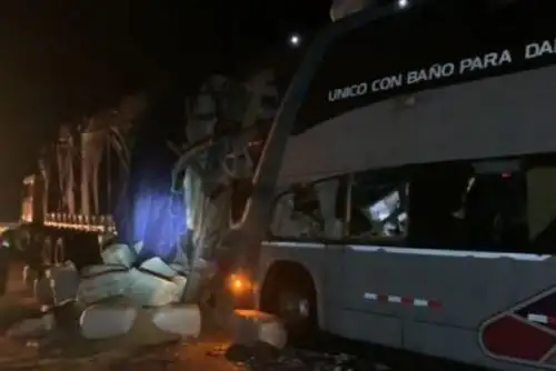 Una persona fallecida y 10 heridas dejó el choque de un ómnibus interprovincial con un tráiler en la provincia ancashina de Casma, esta madrugada.