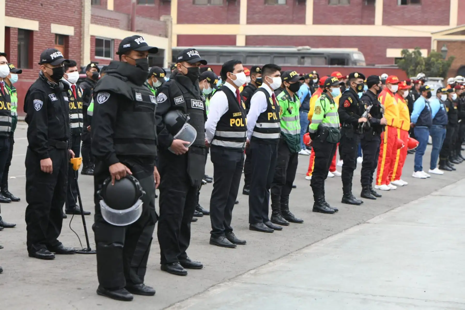El ministro del Interior,  José Elice y el comandante general de la Policia Nacional, César Cervantes, presentan el plan de operaciones que se ejecutará antes, durante y después de las Fiestas Patrias por el Bicentenario en todo el territorio nacional.
Foto: Mininter