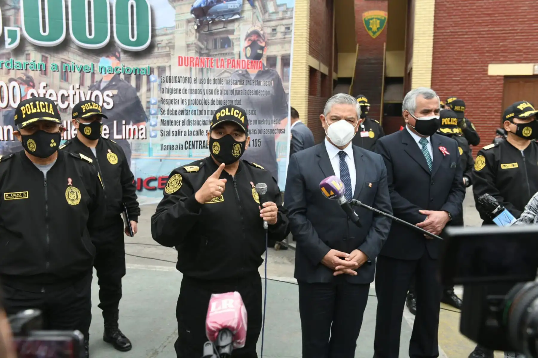 El ministro del Interior,  José Elice y el comandante general de la Policia Nacional, César Cervantes, presentan el plan de operaciones que se ejecutará antes, durante y después de las Fiestas Patrias por el Bicentenario en todo el territorio nacional.
Foto: Mininter
