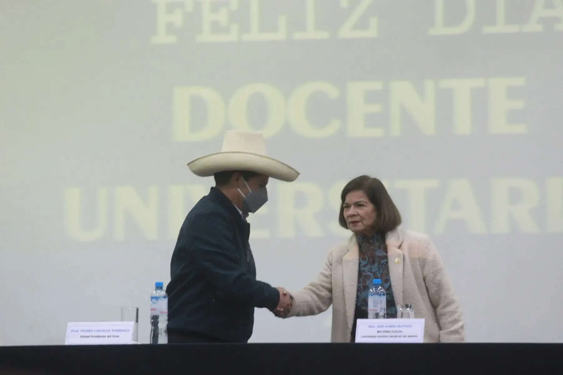 En el marco del día del docente universitario el Colegio Químico Farmacéutico del Perú distingue a Pedro Castillo con un diploma de reconocimiento en su calidad de profesor, tras celebrarse el día del maestro. Foto: ANDINA/Jhony Laurente