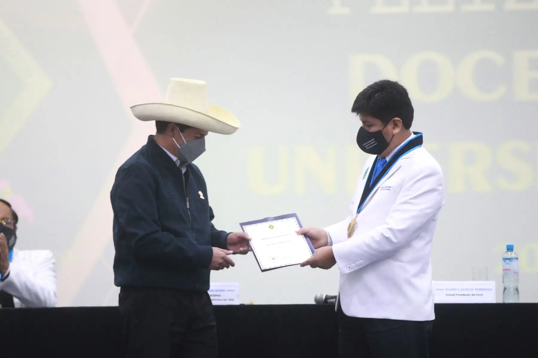 En el marco del día del docente universitario el Colegio Químico Farmacéutico del Perú distingue a Pedro Castillo con un diploma de reconocimiento en su calidad de profesor, tras celebrarse el día del maestro. Foto: ANDINA/Jhony Laurente