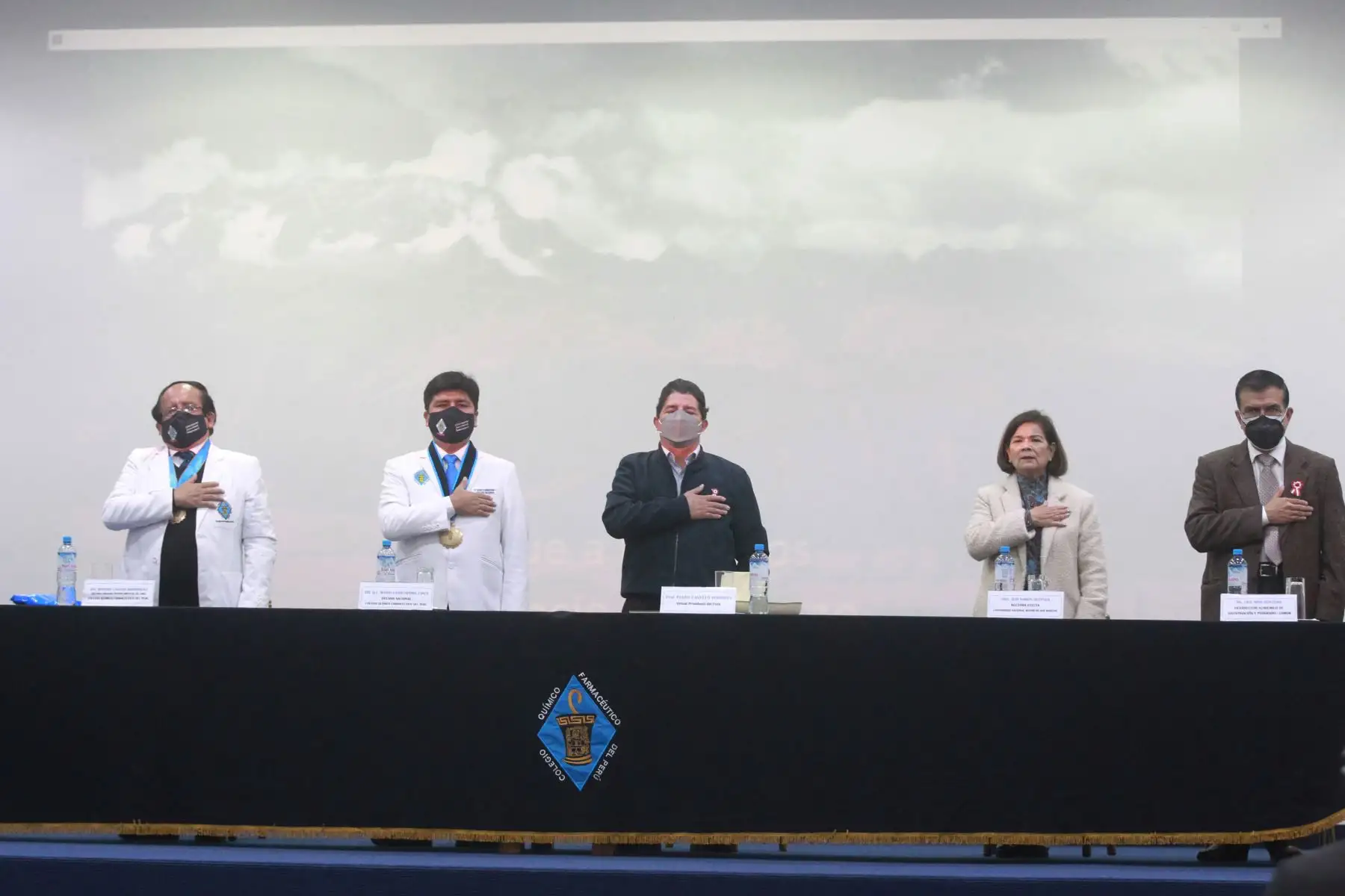 En el marco del día del docente universitario el Colegio Químico Farmacéutico del Perú distingue a Pedro Castillo con un diploma de reconocimiento en su calidad de profesor, tras celebrarse el día del maestro. Foto: ANDINA/Jhony Laurente