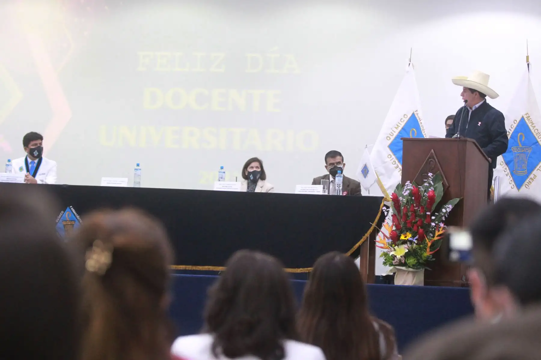 En el marco del día del docente universitario el Colegio Químico Farmacéutico del Perú distingue a Pedro Castillo con un diploma de reconocimiento en su calidad de profesor, tras celebrarse el día del maestro. Foto: ANDINA/Jhony Laurente
