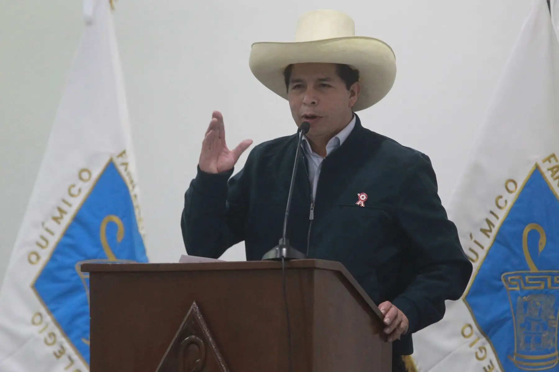 En el marco del día del docente universitario el Colegio Químico Farmacéutico del Perú distingue a Pedro Castillo con un diploma de reconocimiento en su calidad de profesor, tras celebrarse el día del maestro. Foto: ANDINA/Jhony Laurente