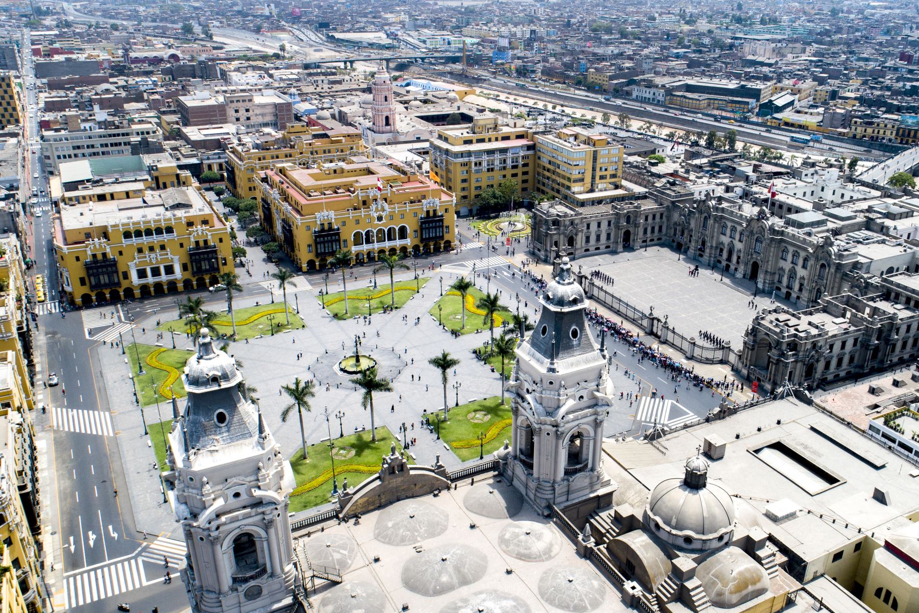 Plazas, documentos y monumentos de Lima Metropolitana se muestran en el marco de las celebraciones por el Bicentenario de la independencia. En la imagen, plaza mayor, plaza de armas de lima. Foto: Municipalidad de Lima