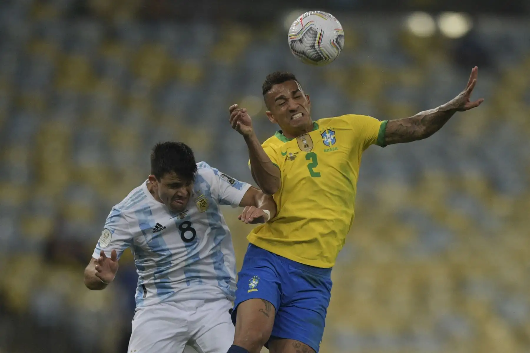 El argentino Marcos Acuña (izq.) Y el brasileño Danilo saltan por el balón durante el partido final del torneo de fútbol Copa América Conmebol 2021 en el Estadio Maracaná de Río de Janeiro, Brasil, el 10 de julio de 2021. Foto: AFP
