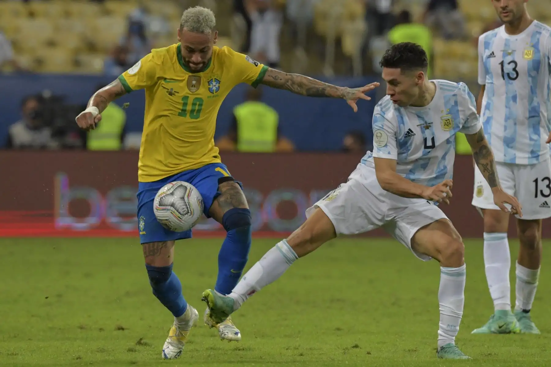 El brasileño Neymar (L) y el argentino Gonzalo Montiel compiten por el balón durante la final del torneo de fútbol Conmebol 2021 Copa América en el Estadio Maracaná de Río de Janeiro, Brasil, el 10 de julio de 2021. Foto: AFP