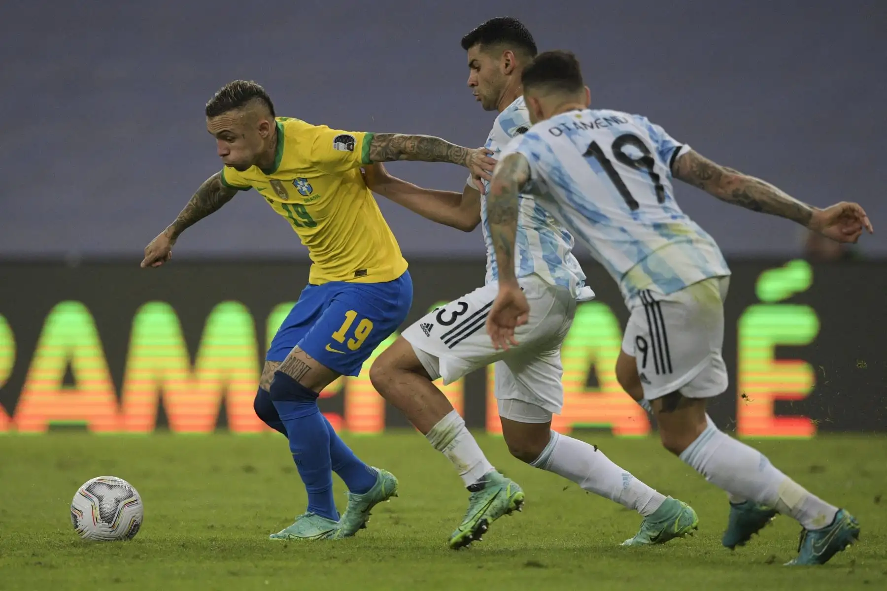 El Everton de Brasil (L) está marcado por el argentino Cristian Romero (C) y Nicolás Otamendi durante el partido final del torneo de fútbol de la Copa América Conmebol 2021 en el Estadio Maracaná de Río de Janeiro, Brasil, el 10 de julio de 2021. Foto: AFP
