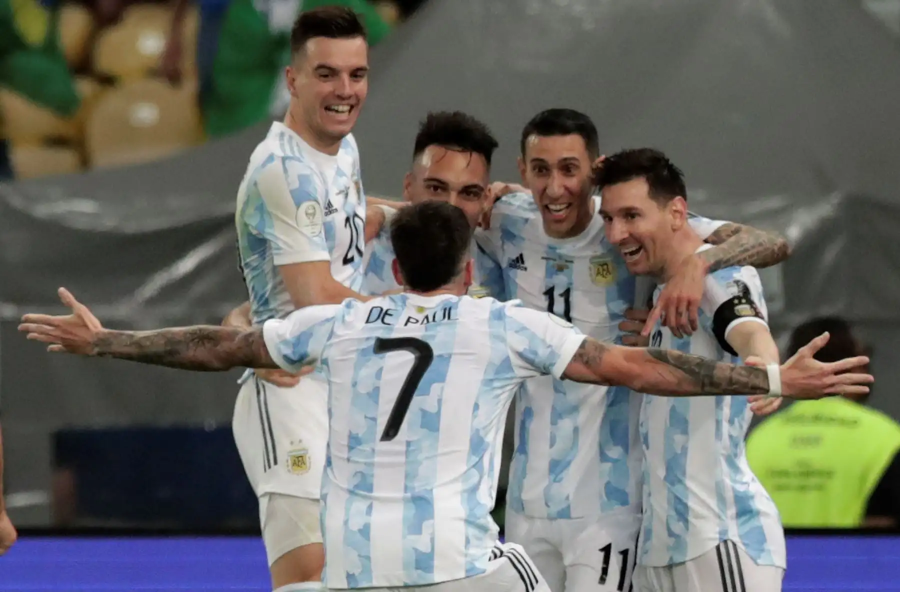 Jugadores de Argentina celebran un gol hoy, en la final de la Copa América entre Argentina y Brasil en el estadio Maracana en Río de Janeiro (Brasil). Foto: EFE