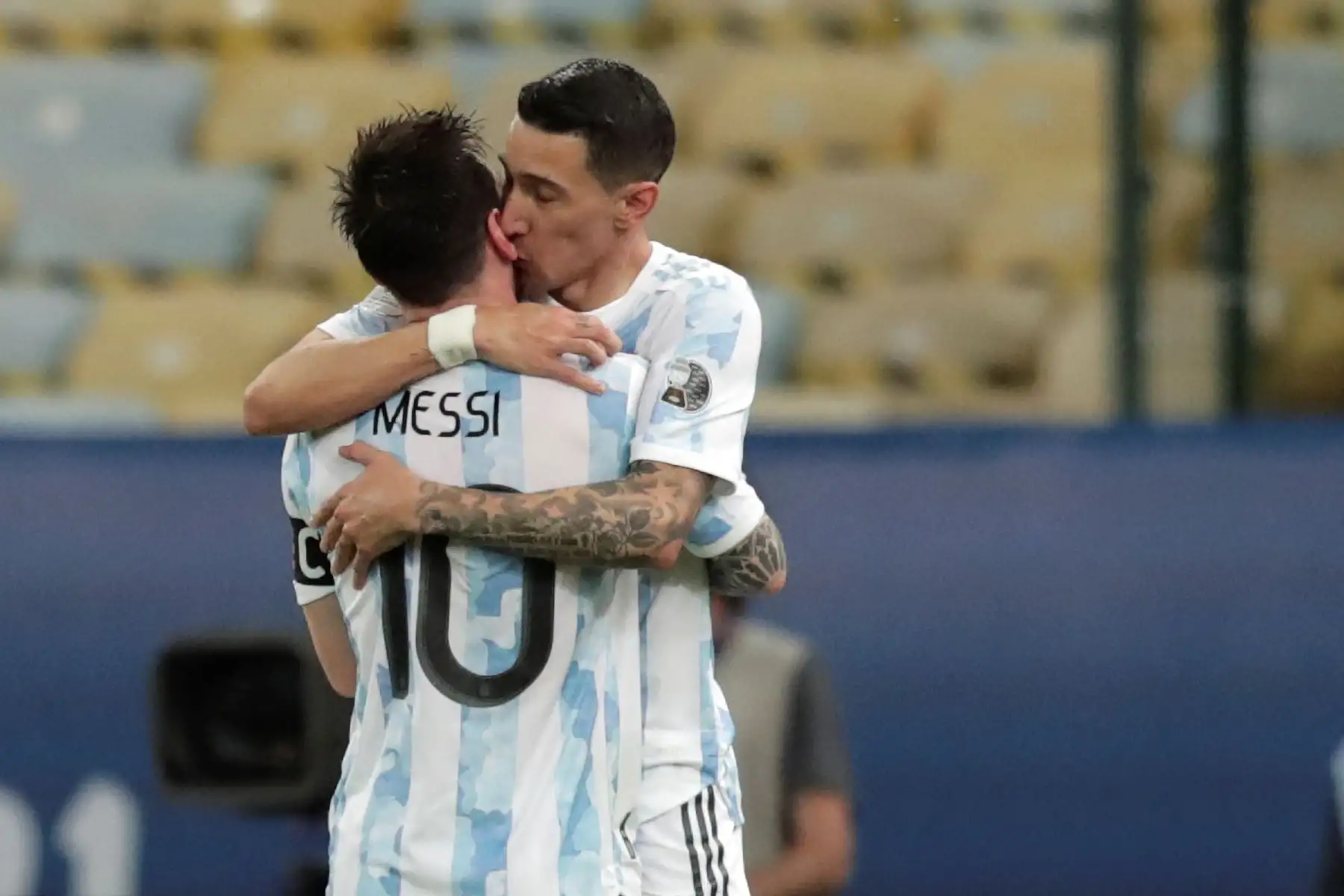 Ángel Di María (d) de Argentina celebra un gol con Lionel Messi hoy, en la final de la Copa América entre Argentina y Brasil en el estadio Maracana en Río de Janeiro (Brasil). Foto: EFE