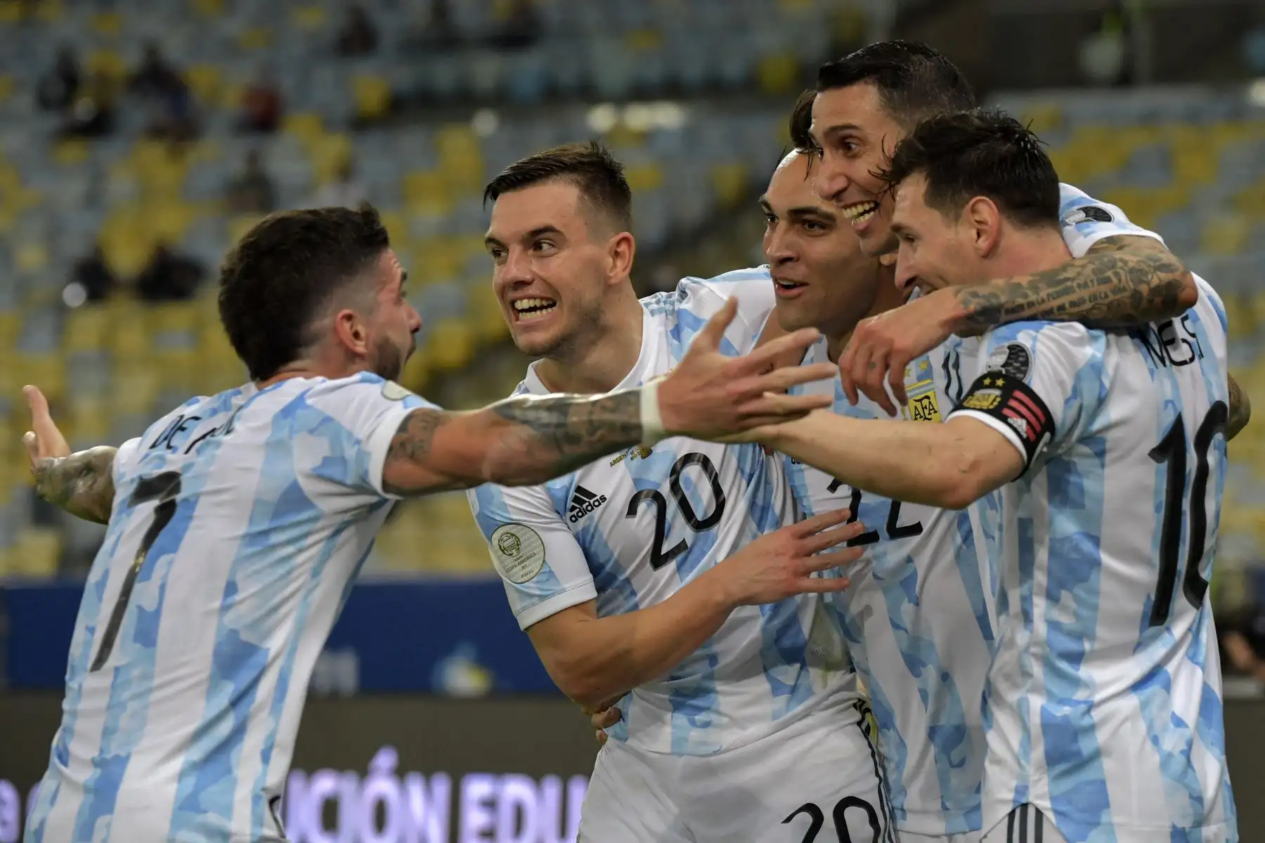 El argentino Angel Di Maria (2-R) celebra con sus compañeros Rodrigo De Paul (L), Giovani Lo Celso (2-L), Lautaro Martinez (C) y Lionel Messi después de anotar contra Brasil durante la final del torneo de fútbol de la Copa América Conmebol 2021 en el Estadio Maracaná de Río de Janeiro, Brasil, el 10 de julio de 2021. Foto: AFP