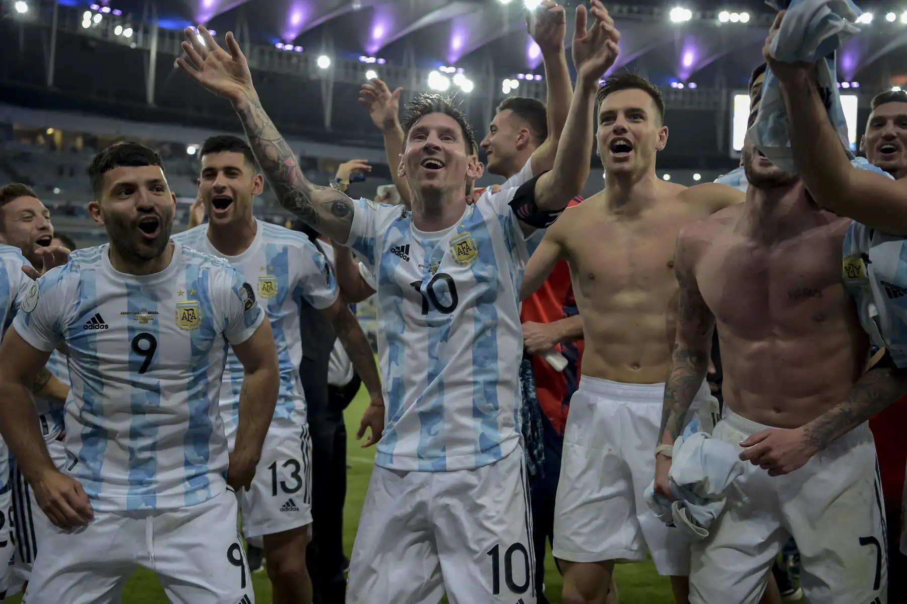 El argentino Lionel Messi (C) y sus compañeros celebran tras ganar la final del torneo de fútbol de la Copa América Conmebol 2021 contra Brasil en el Estadio Maracaná de Río de Janeiro, Brasil, el 10 de julio de 2021. - Argentina ganó 1-0. Foto: AFP