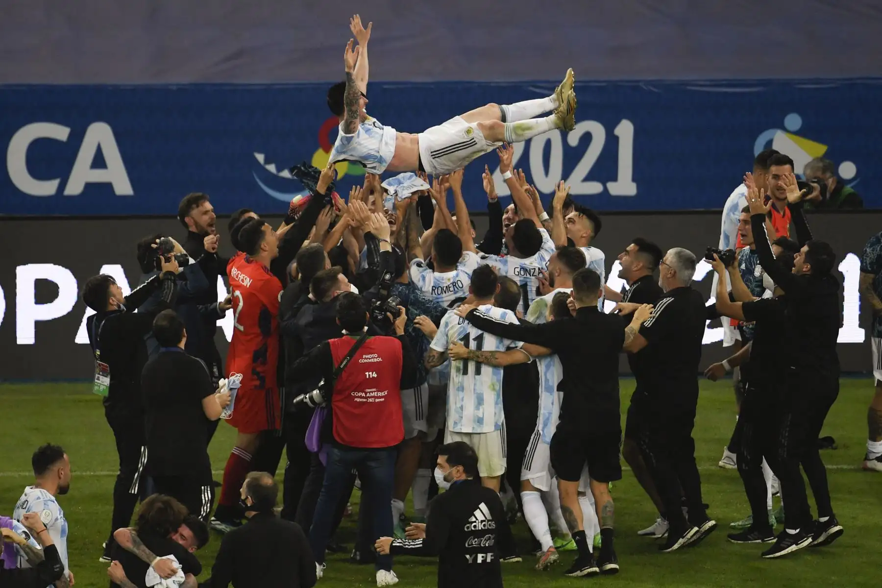 El argentino Lionel Messi es lanzado al aire por sus compañeros de equipo después de ganar la final del torneo de fútbol de la Copa América 2021 contra Brasil en el Estadio Maracaná de Río de Janeiro, Brasil. Foto: AFP