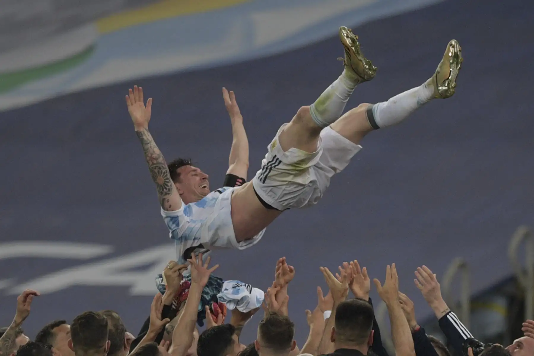 El argentino Lionel Messi es lanzado al aire por sus compañeros de equipo después de ganar el partido final del torneo de fútbol de la Copa América 2021 contra Brasil en el Estadio Maracaná de Río de Janeiro, Brasil. Foto: AFP