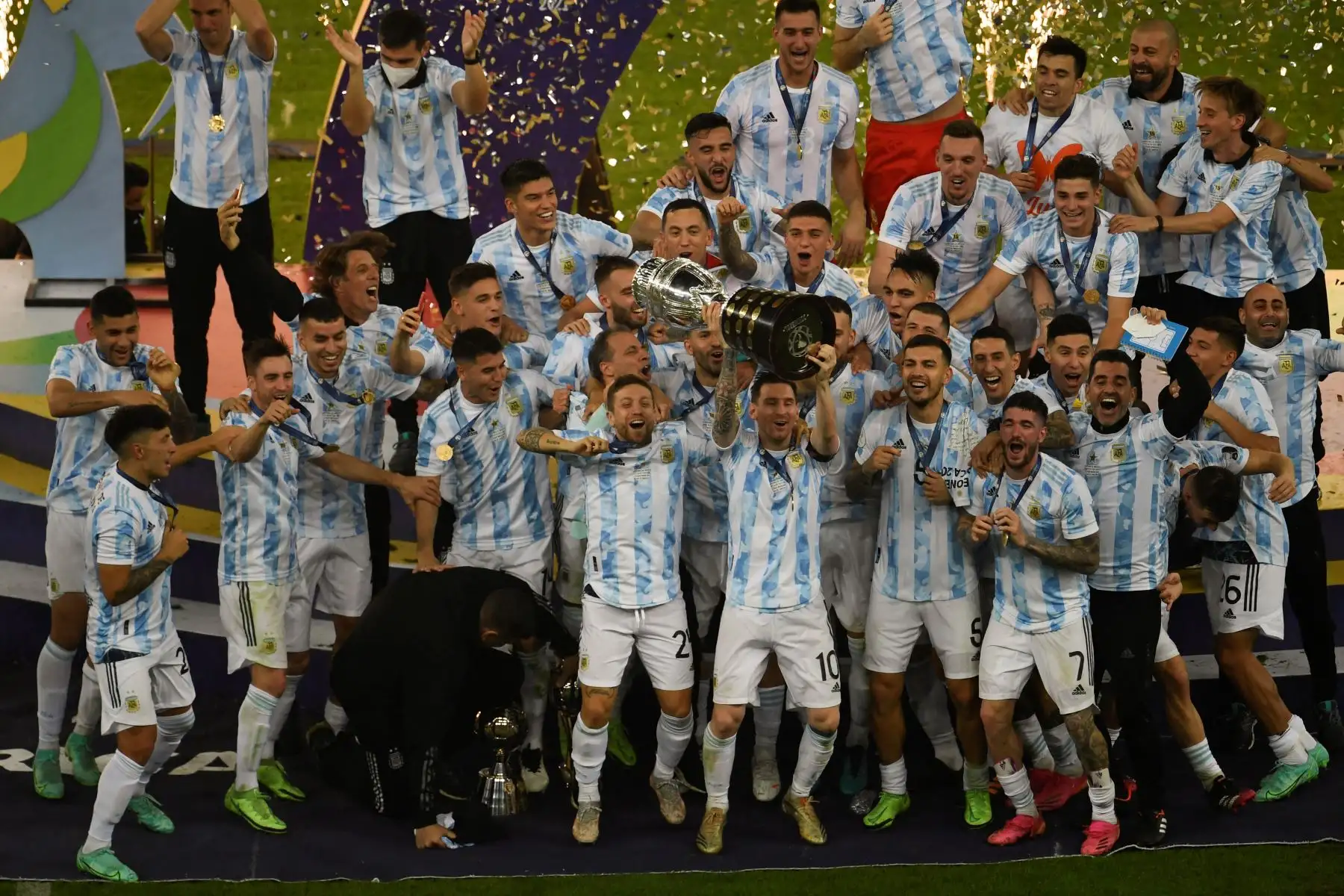 Jugadores de Argentina celebran en el podio con el trofeo tras ganar la final del torneo de fútbol Conmebol 2021 Copa América contra Brasil en el Estadio Maracaná de Río de Janeiro, Brasil. Foto: AFP