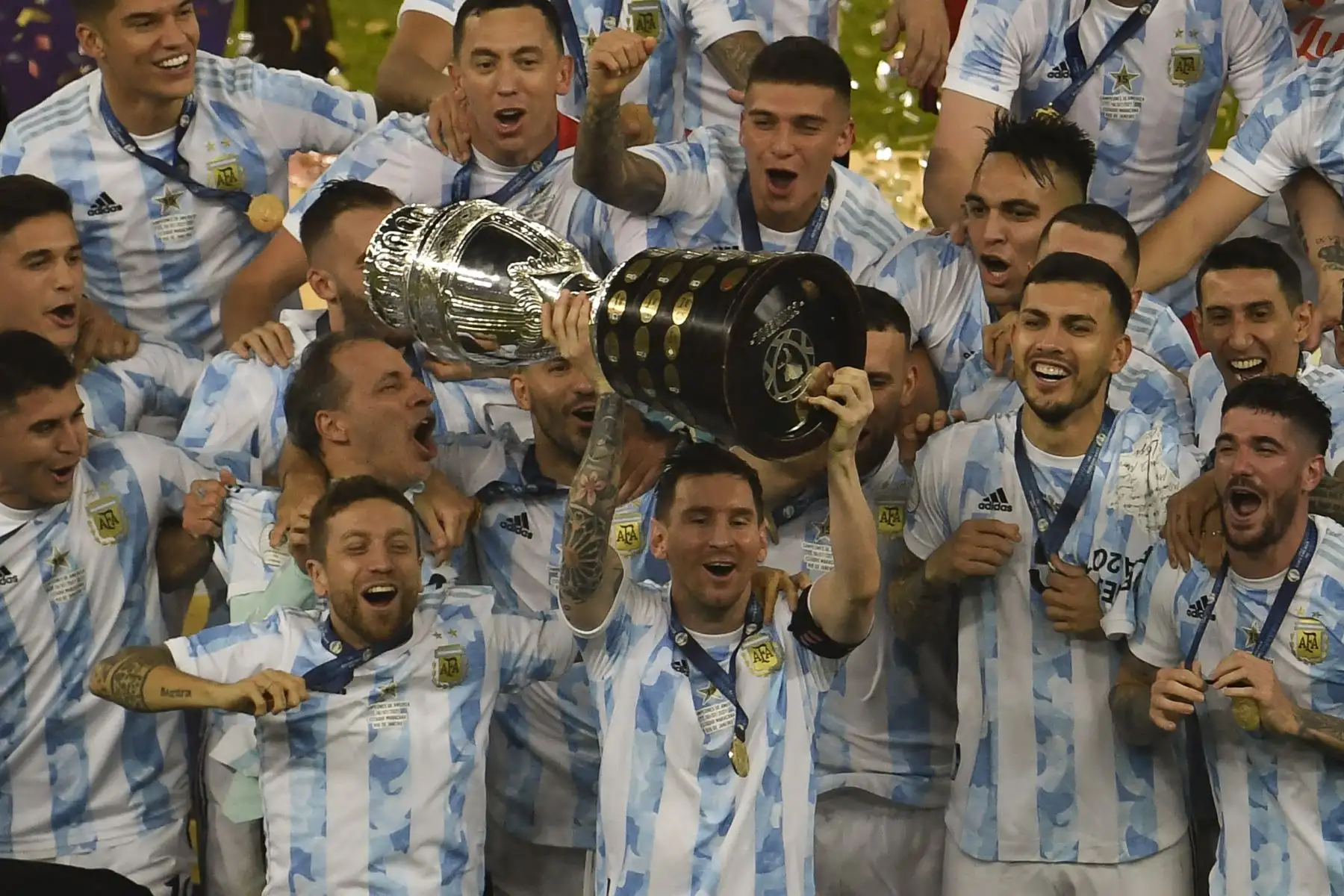 Lionel Messi sostiene el trofeo de la Copa América 2021 tras la victoria de Argentina sobre Brasil. El título representó su primera gran consagración con la selección absoluta. Foto: ANDINA/Archivo.