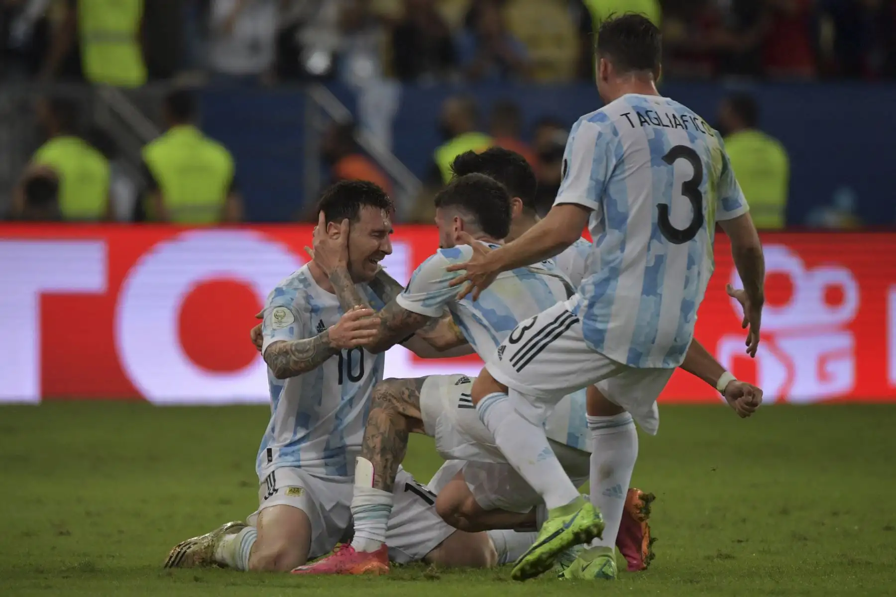 El argentino Lionel Messi (izq.) Celebra con sus compañeros después de ganar la final del torneo de fútbol de la Copa América Conmebol 2021 contra Brasil en el Estadio Maracaná de Río de Janeiro, Brasil. Foto: AFP