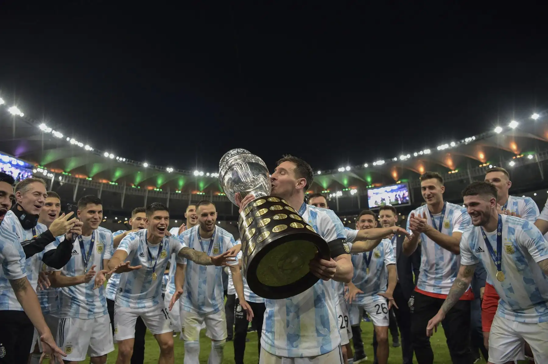 El argentino Lionel Messi besa el trofeo mientras celebra con sus compañeros tras ganar la final del torneo de fútbol Conmebol 2021 Copa América contra Brasil en el Estadio Maracaná de Río de Janeiro, Brasil. Foto: AFP