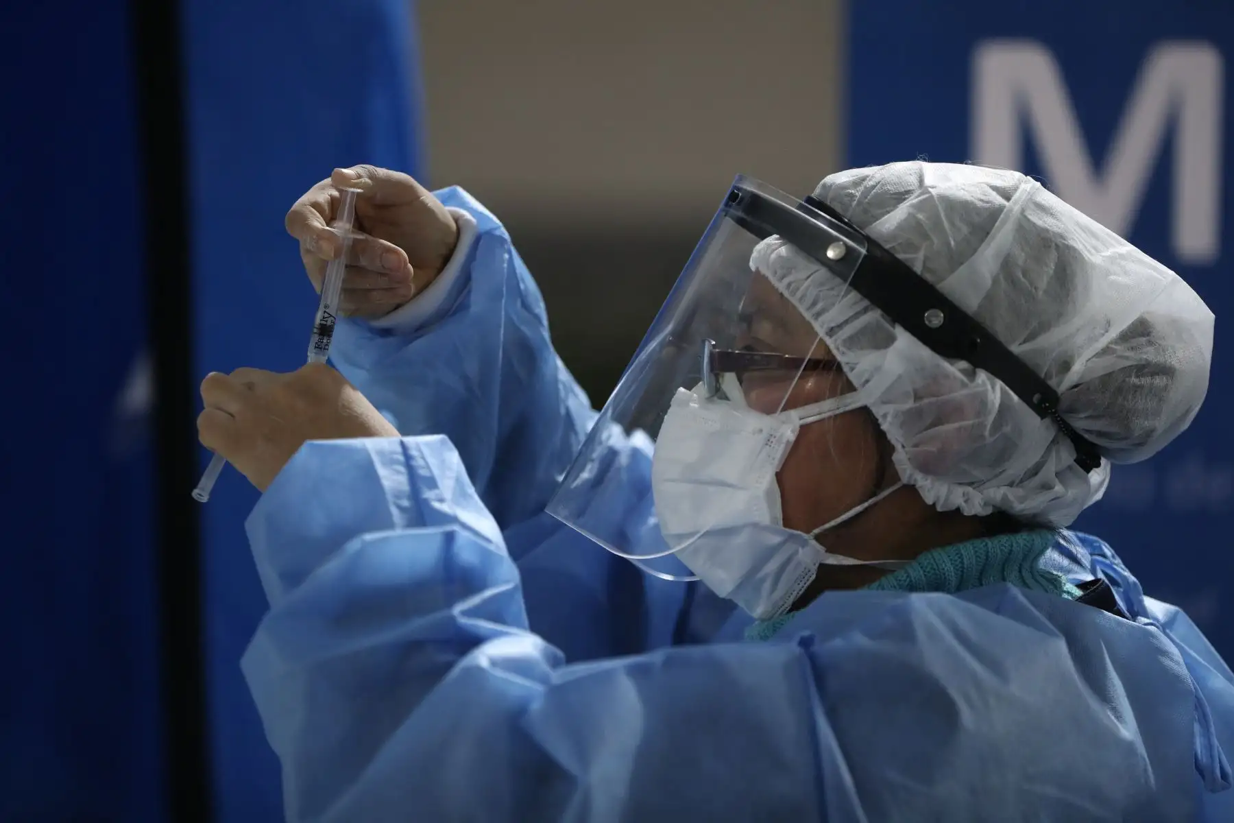 Con un proceso de vacunación que superó hasta ayer los 12.7 millones de dosis aplicadas, el Minsa agregó que a la fecha se tienen 5,562 pacientes hospitalizados por la covid-19. ANDINA/ Minsa