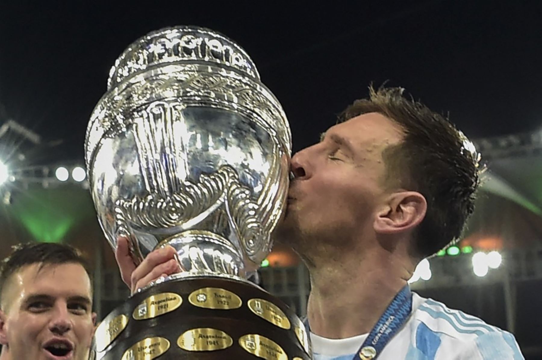 Messi besa la ansiada Copa que le costó a Argentina ganarla 28 años