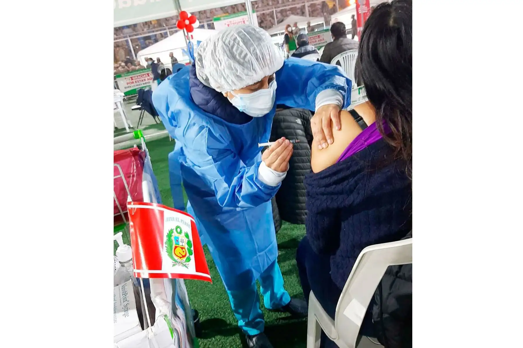 El ministerio de Salud continuo el " Vacunatón " en el Estadio Municipal de Santa Anita  con afluencia de público.  Las brigadas de vacunación atendieron 36 horas ininterrumpidas a personas de 47 años a más.
Foto: Minsa