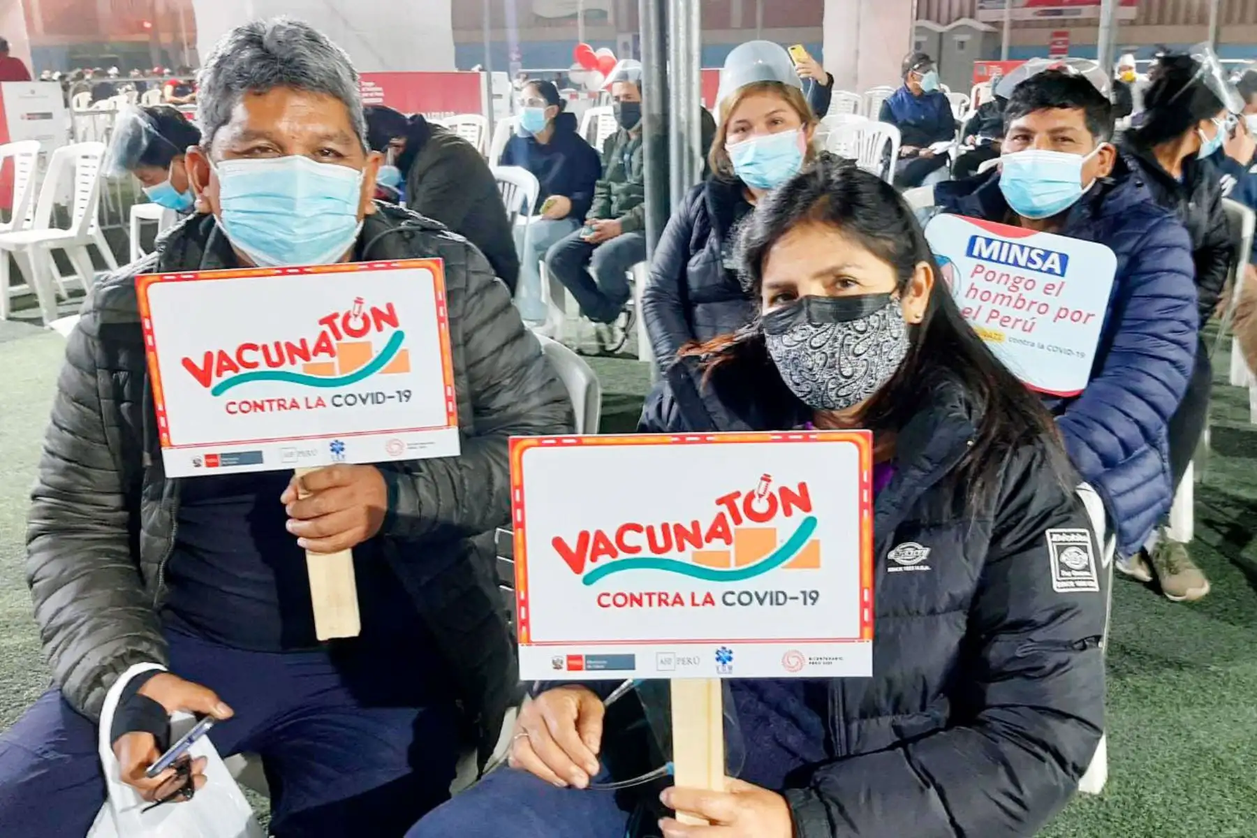 El ministerio de Salud continuo el " Vacunatón " en el Estadio Municipal de Santa Anita  con afluencia de público.  Las brigadas de vacunación atendieron 36 horas ininterrumpidas a personas de 47 años a más.
Foto: Minsa