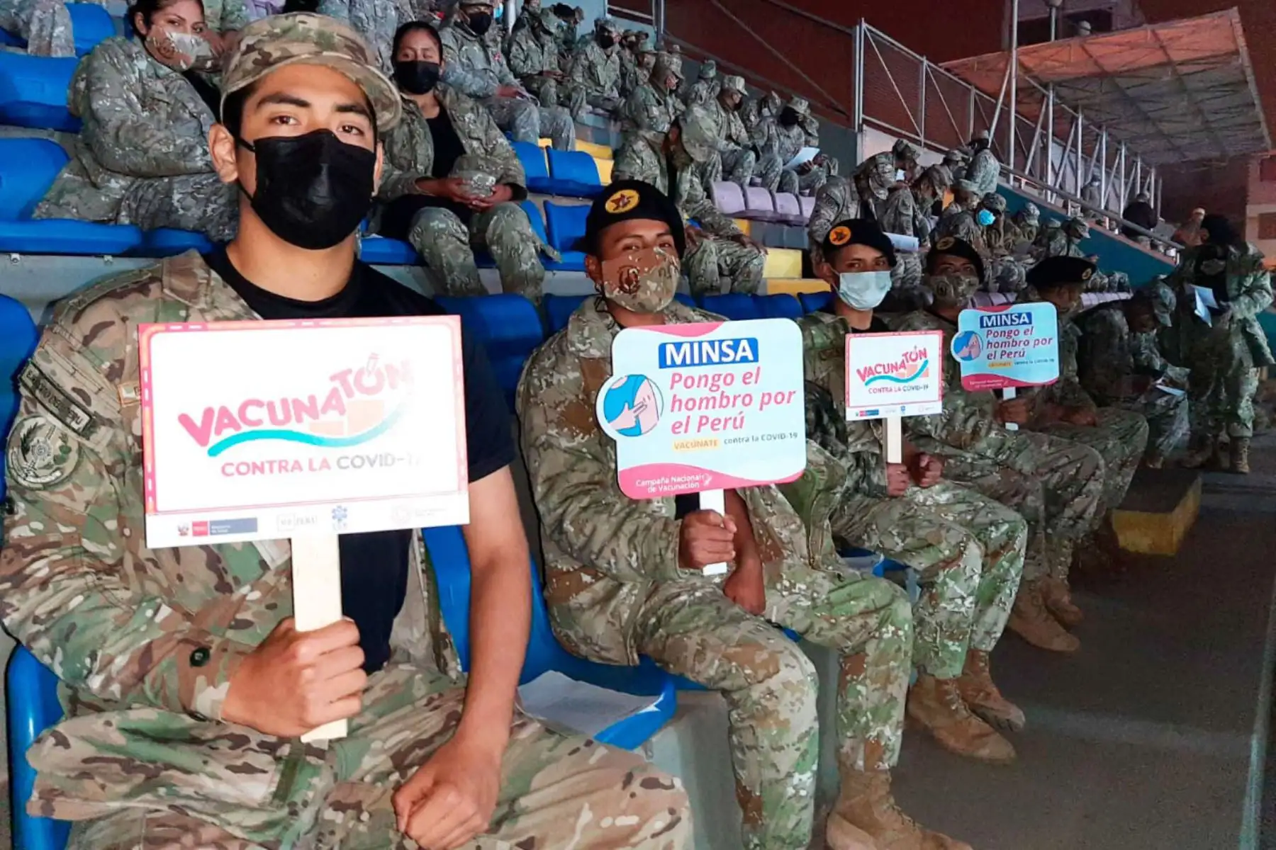 El ministerio de Salud continuo el " Vacunatón " en el Estadio Municipal de Santa Anita  con afluencia de público.  Las brigadas de vacunación atendieron 36 horas ininterrumpidas a personas de 47 años a más.
Foto: Minsa