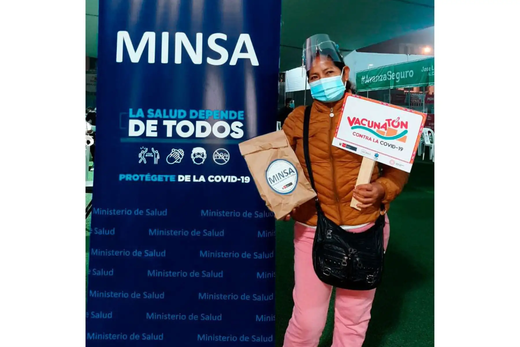 El ministerio de Salud continuo el " Vacunatón " en el Estadio Municipal de Santa Anita  con afluencia de público.  Las brigadas de vacunación atendieron 36 horas ininterrumpidas a personas de 47 años a más.
Foto: Minsa