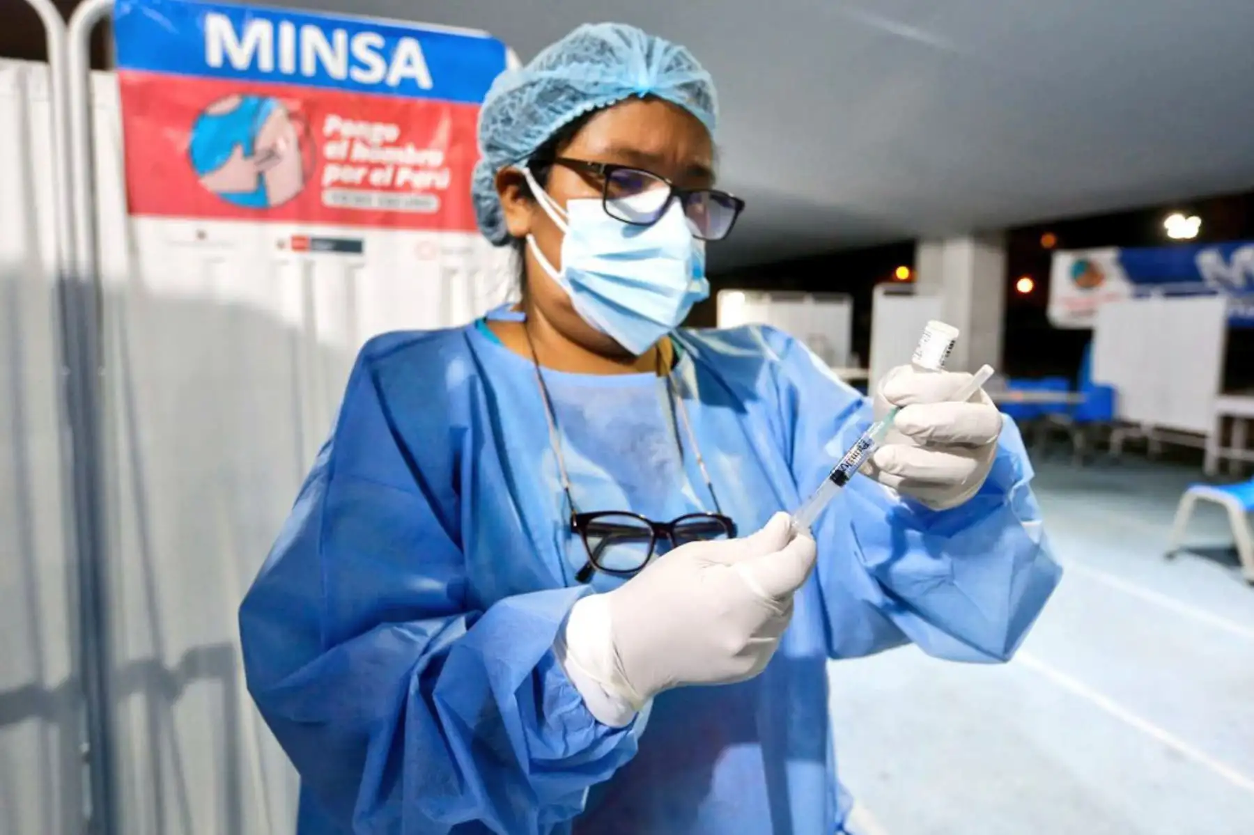 Ministerio de Salud, siguió  vacunando toda la madrugada y continua hasta las 7 p.m. del domingo 11 de julio. La meta de este fin de semana es inocular a 200 000 personas.
Foto: Minsa