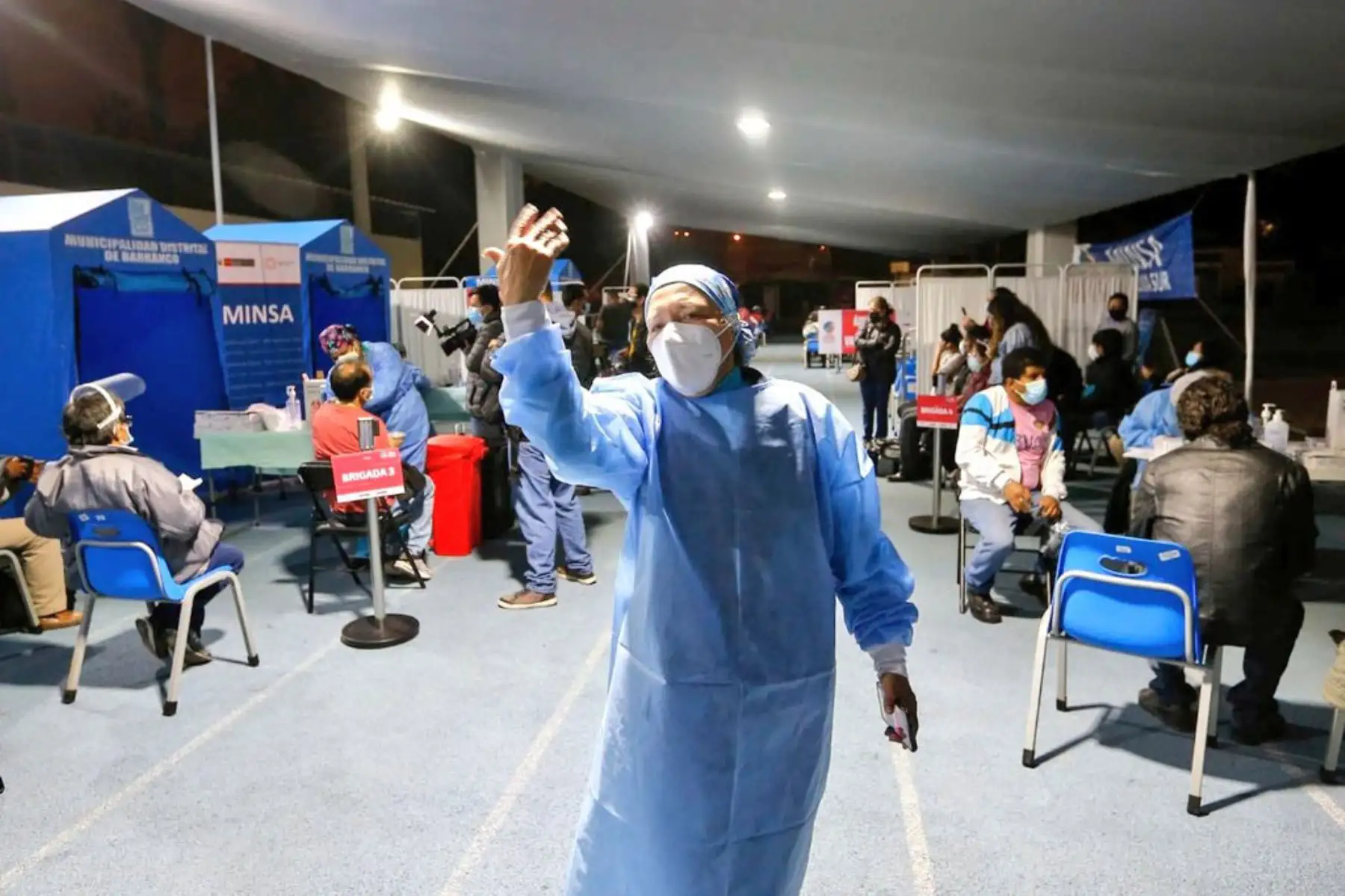Ministerio de Salud, siguió  vacunando toda la madrugada y continua hasta las 7 p.m. del domingo 11 de julio. La meta de este fin de semana es inocular a 200 000 personas.
Foto: Minsa