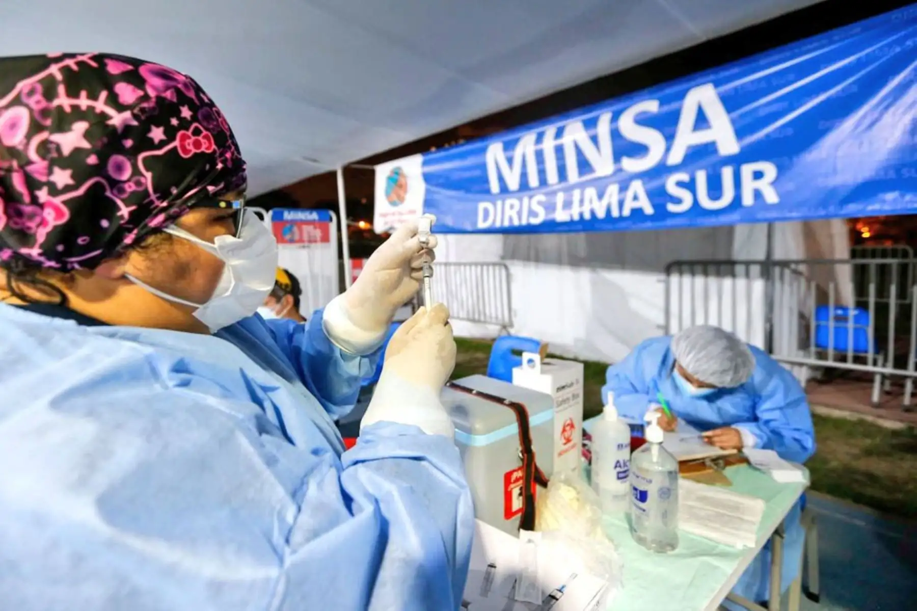 Ministerio de Salud, siguió  vacunando toda la madrugada y continua hasta las 7 p.m. del domingo 11 de julio. La meta de este fin de semana es inocular a 200 000 personas.
Foto: Minsa