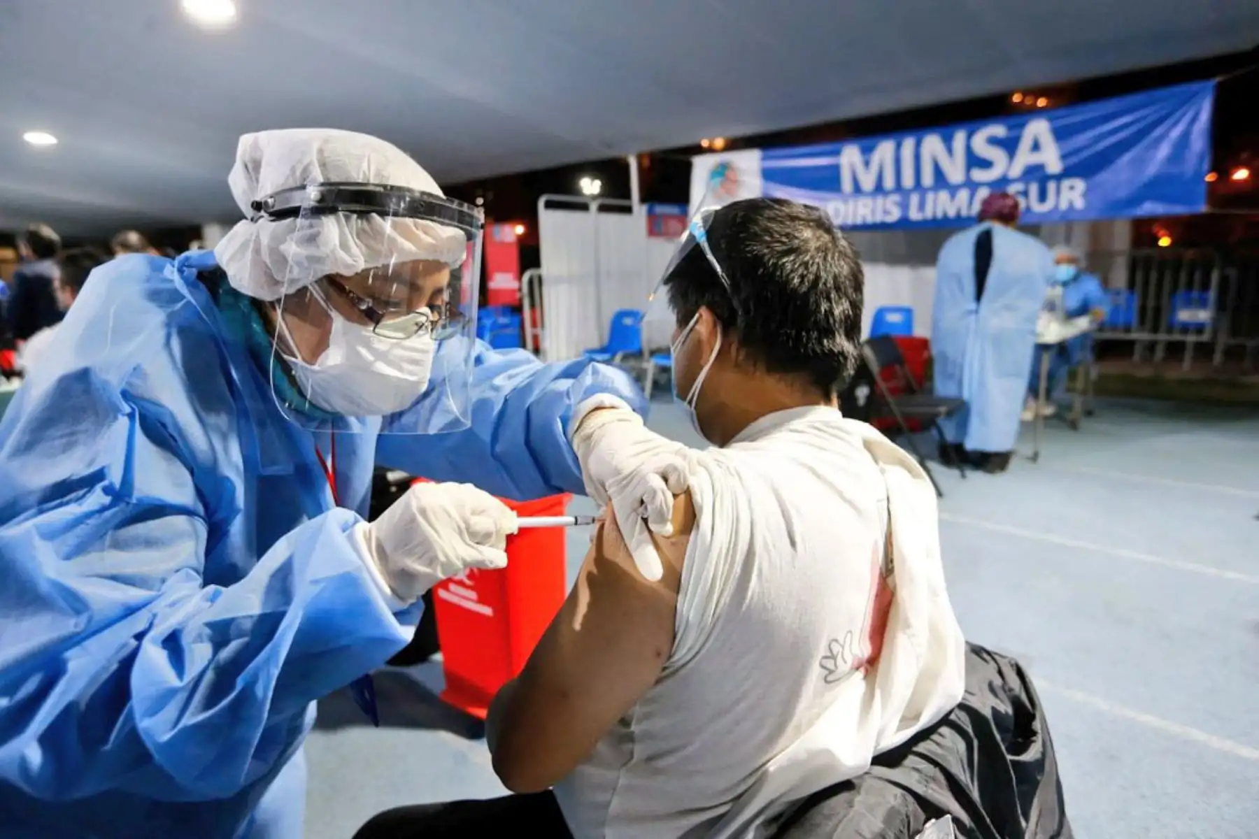 Ministerio de Salud, siguió  vacunando toda la madrugada y continua hasta las 7 p.m. del domingo 11 de julio. La meta de este fin de semana es inocular a 200 000 personas.
Foto: Minsa
