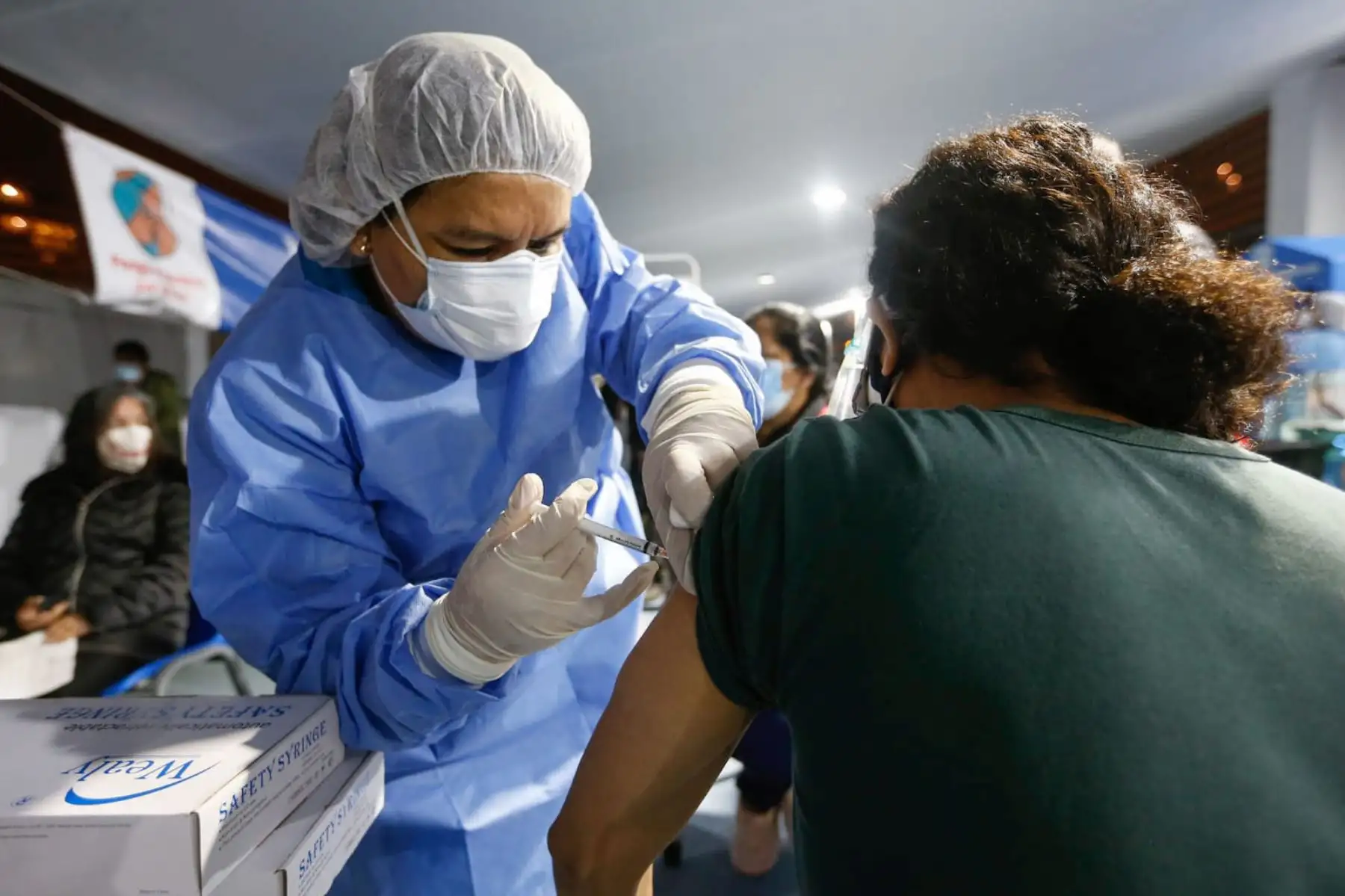Ministerio de Salud, siguió  vacunando toda la madrugada y continua hasta las 7 p.m. del domingo 11 de julio. La meta de este fin de semana es inocular a 200 000 personas.
Foto: Minsa