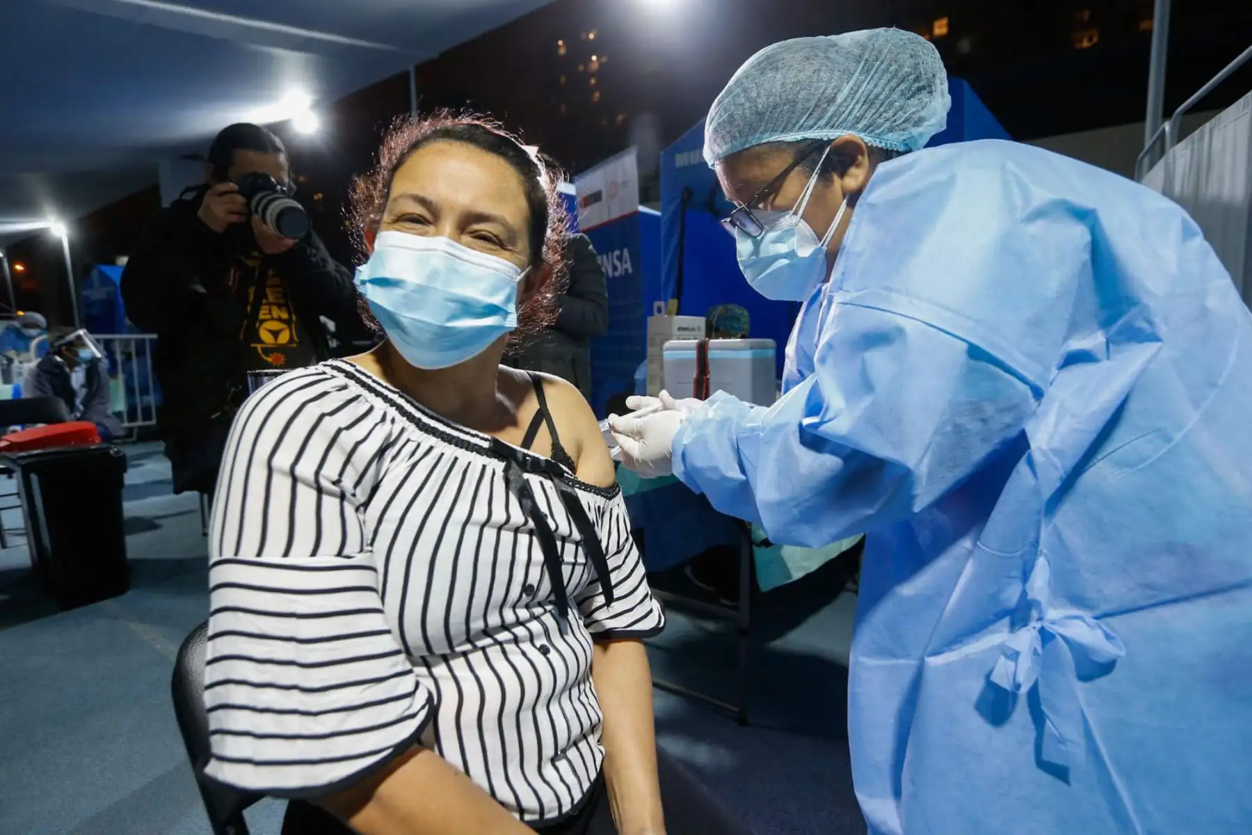 Ministerio de Salud, siguió  vacunando toda la madrugada y continua hasta las 7 p.m. del domingo 11 de julio. La meta de este fin de semana es inocular a 200 000 personas.
Foto: Minsa