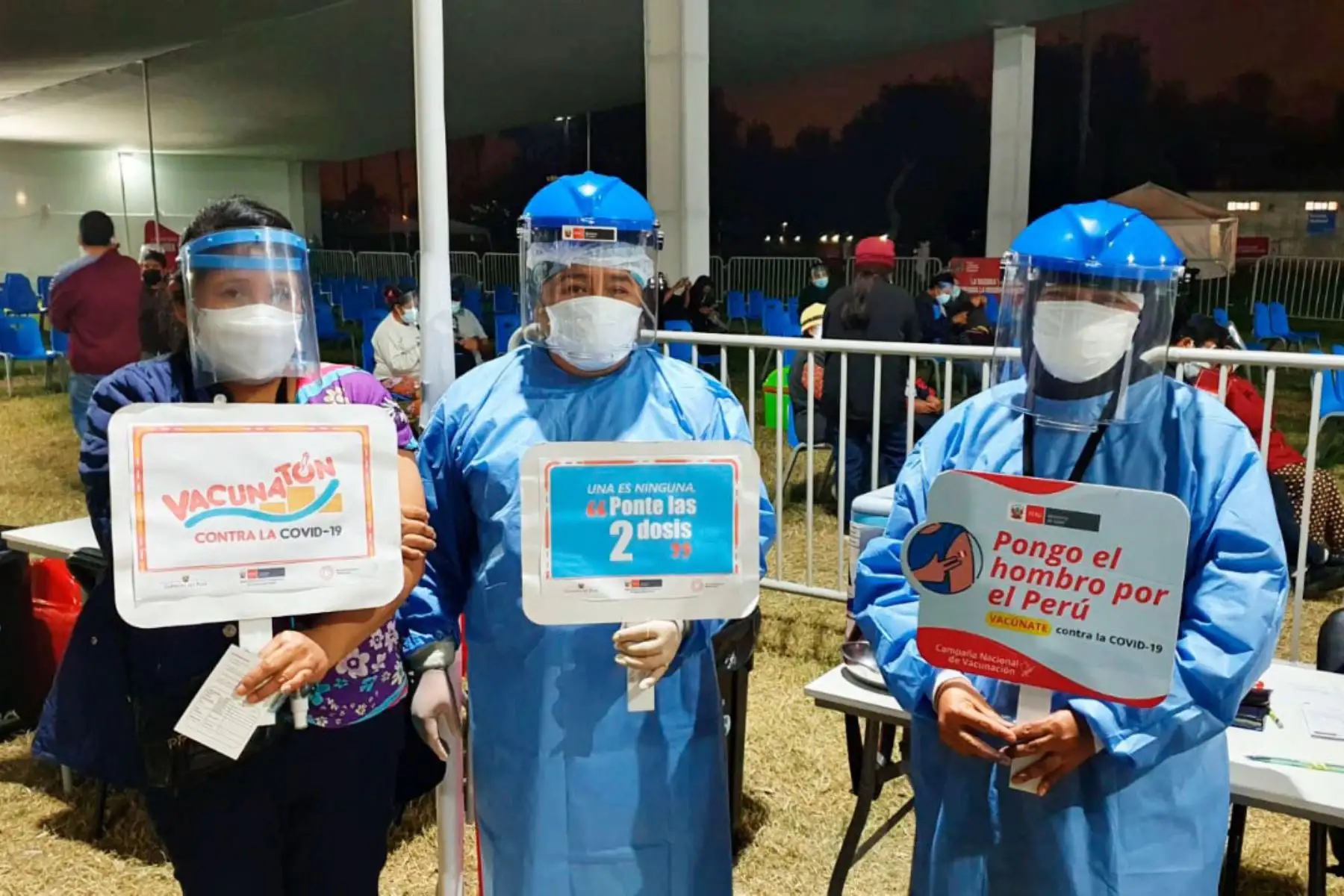 Ministerio de Salud, siguió la campaña del " Vacunatón " contra la covid-19 durante la madrugada en el Parque Zonal Sinchi Roca de Comas.
Foto: Minsa