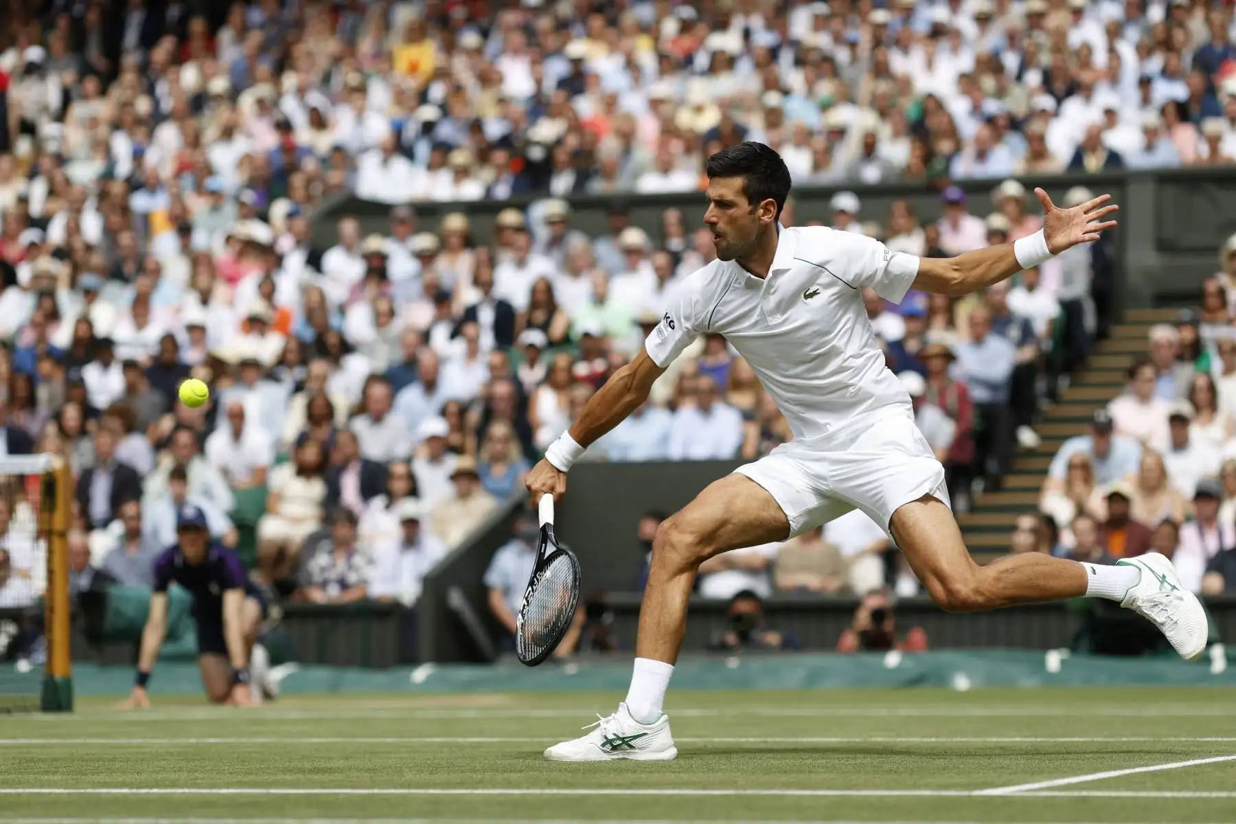 El serbio Novak Djokovic regresa al italiano Matteo Berrettini durante el partido final de individuales masculinos en el decimotercer día del Campeonato de Wimbledon 2021.
Foto: AFP