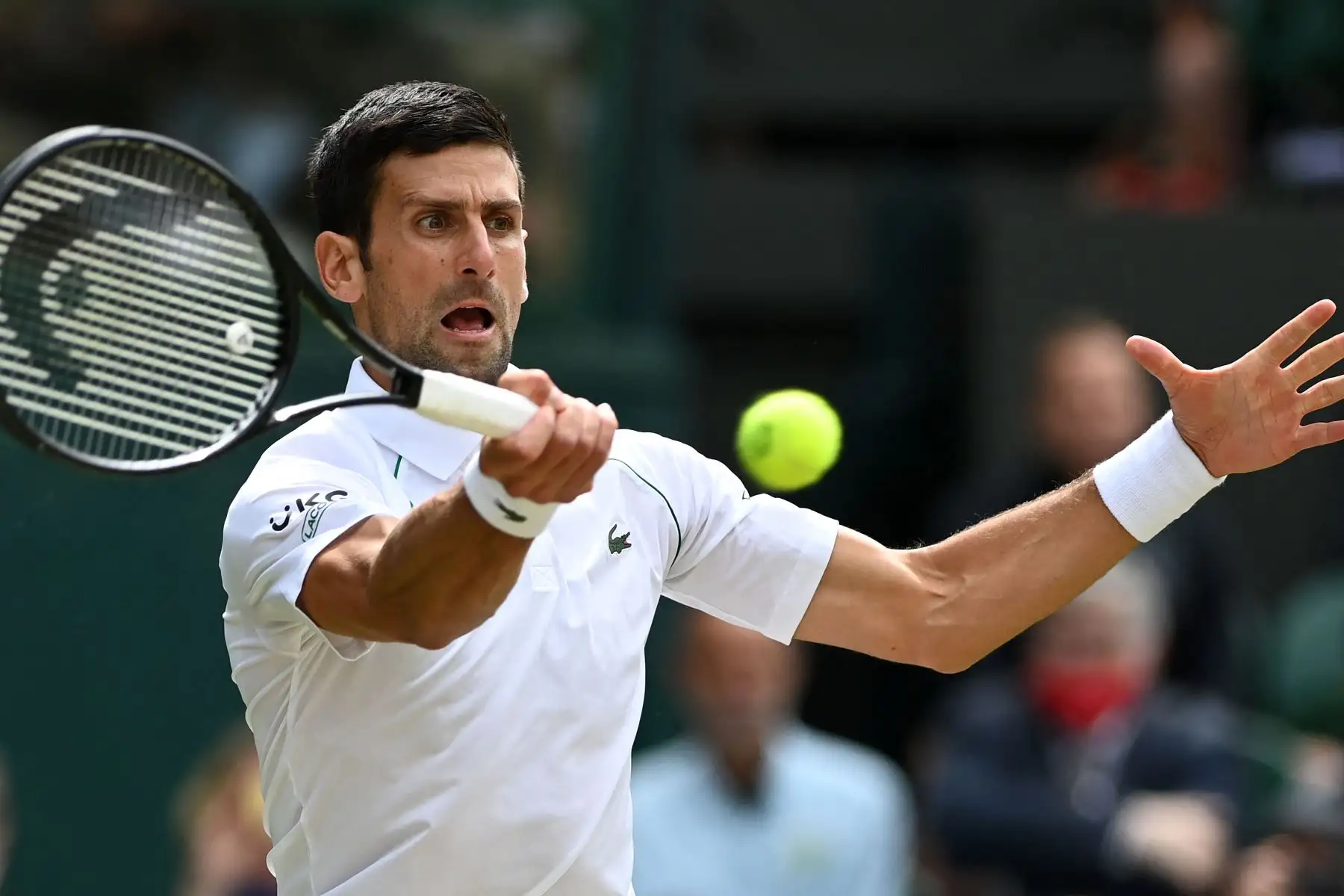 El serbio Novak Djokovic regresa al italiano Matteo Berrettini durante el partido final de individuales masculinos en el decimotercer día del Campeonato de Wimbledon 2021.
Foto: AFP