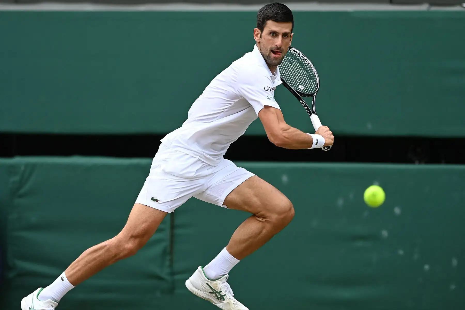 El serbio Novak Djokovic regresa al italiano Matteo Berrettini durante el partido final de individuales masculinos en el decimotercer día del Campeonato de Wimbledon 2021.
Foto: AFP